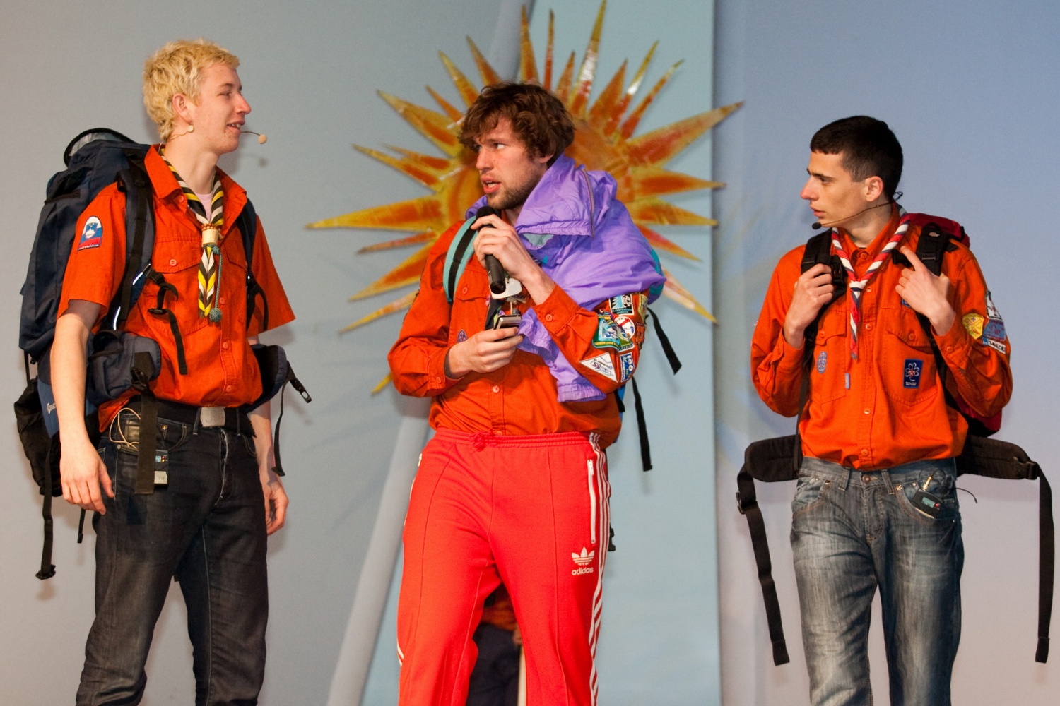 V soboto, 10. aprila, je v poletnem gledališču Studenec odmeval smeh, skavtski aplavz in veselje. Na osrednjem praznovanju ob 20-letnici ZSKSS se je zbrala celotna paleta skavtov – voditelji, PP-ji, odrasli skavti, skavtske družinice … Pridružili pa se nam je tudi gospod predsednik, dr. Danilo Türk, ter predstavniki tabornikov.