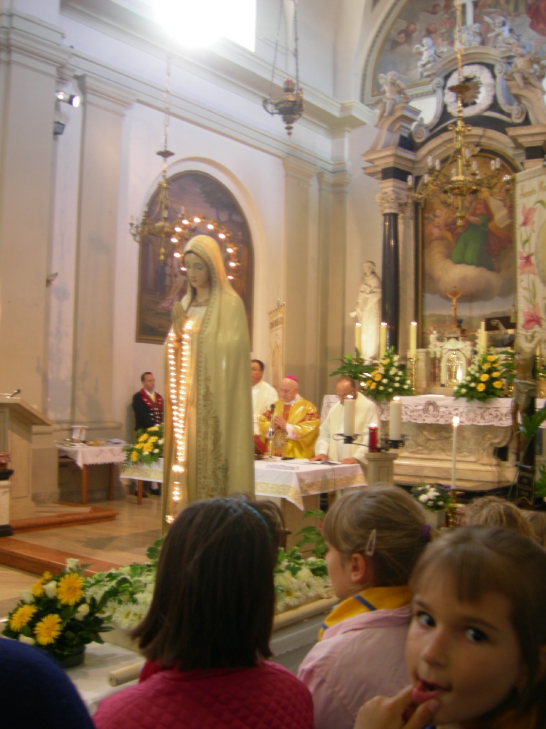 Marijin kip v cerkvi