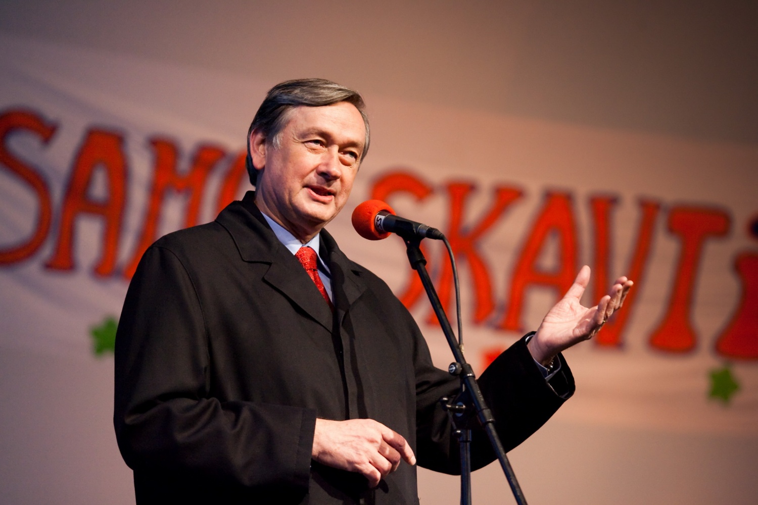 V soboto, 10. aprila, je v poletnem gledališču Studenec odmeval smeh, skavtski aplavz in veselje. Na osrednjem praznovanju ob 20-letnici ZSKSS se je zbrala celotna paleta skavtov – voditelji, PP-ji, odrasli skavti, skavtske družinice … Pridružili pa se nam je tudi gospod predsednik, dr. Danilo Türk, ter predstavniki tabornikov.