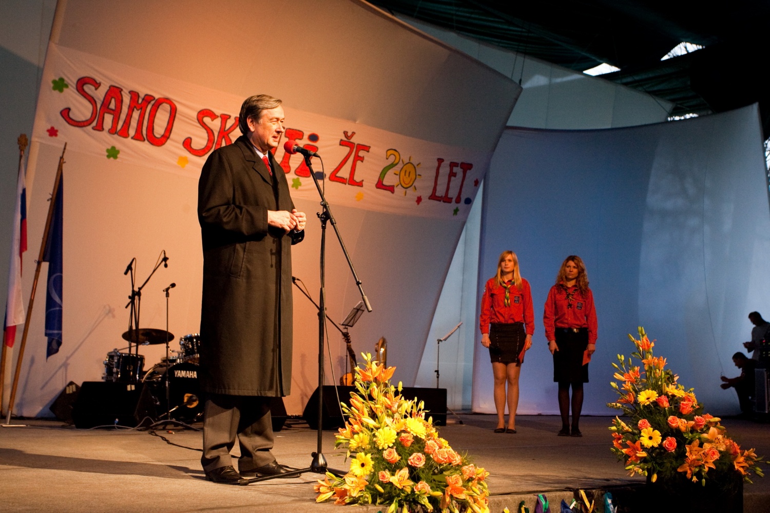 V soboto, 10. aprila, je v poletnem gledališču Studenec odmeval smeh, skavtski aplavz in veselje. Na osrednjem praznovanju ob 20-letnici ZSKSS se je zbrala celotna paleta skavtov – voditelji, PP-ji, odrasli skavti, skavtske družinice … Pridružili pa se nam je tudi gospod predsednik, dr. Danilo Türk, ter predstavniki tabornikov.