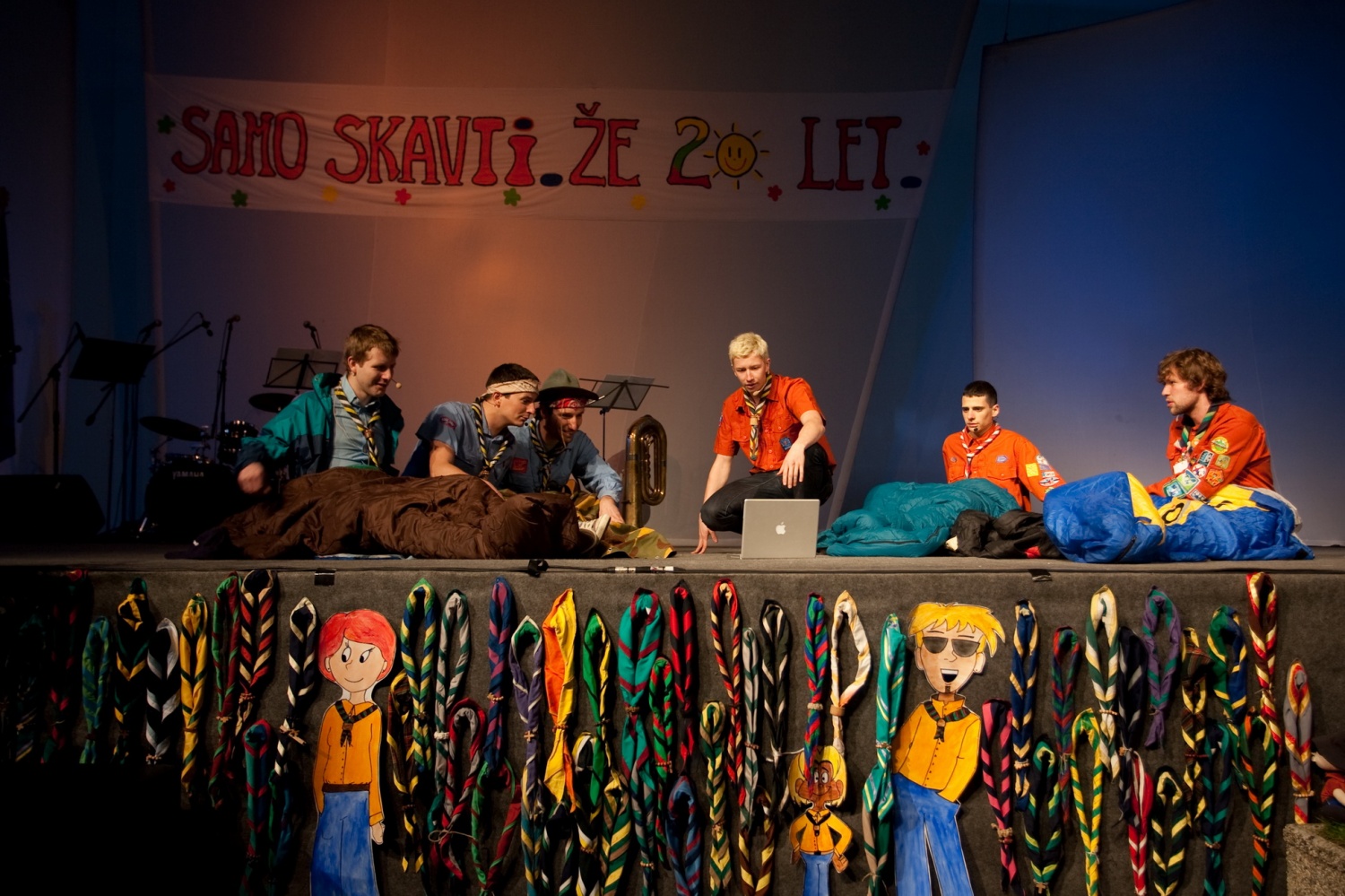 V soboto, 10. aprila, je v poletnem gledališču Studenec odmeval smeh, skavtski aplavz in veselje. Na osrednjem praznovanju ob 20-letnici ZSKSS se je zbrala celotna paleta skavtov – voditelji, PP-ji, odrasli skavti, skavtske družinice … Pridružili pa se nam je tudi gospod predsednik, dr. Danilo Türk, ter predstavniki tabornikov.
