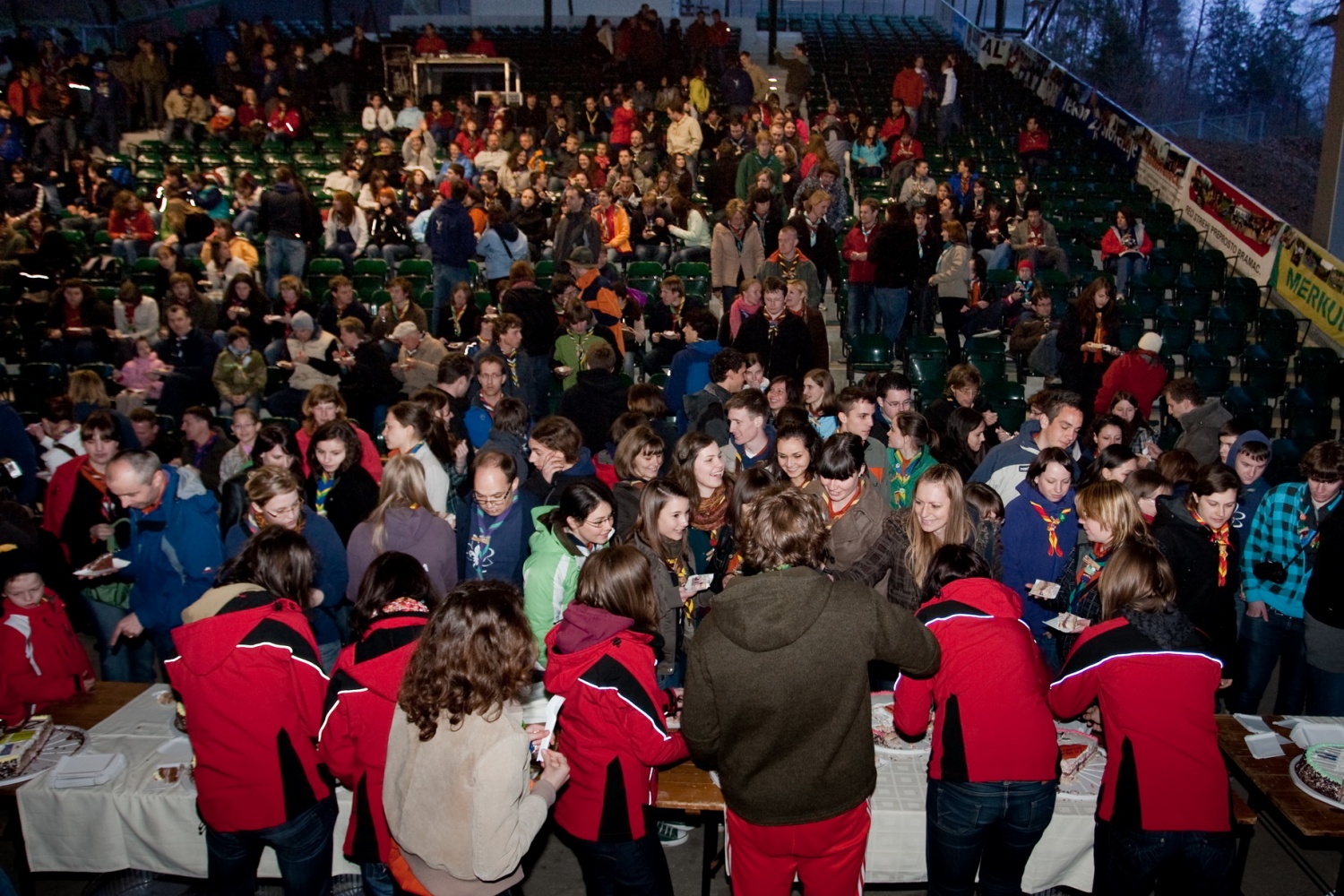 V soboto, 10. aprila, je v poletnem gledališču Studenec odmeval smeh, skavtski aplavz in veselje. Na osrednjem praznovanju ob 20-letnici ZSKSS se je zbrala celotna paleta skavtov – voditelji, PP-ji, odrasli skavti, skavtske družinice … Pridružili pa se nam je tudi gospod predsednik, dr. Danilo Türk, ter predstavniki tabornikov.