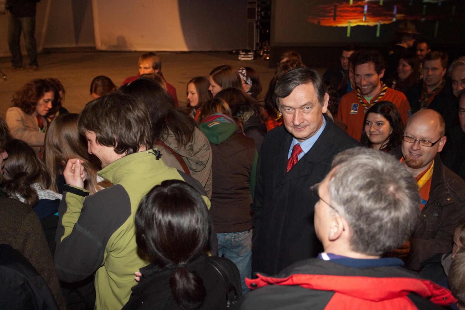 V soboto, 10. aprila, je v poletnem gledališču Studenec odmeval smeh, skavtski aplavz in veselje. Na osrednjem praznovanju ob 20-letnici ZSKSS se je zbrala celotna paleta skavtov – voditelji, PP-ji, odrasli skavti, skavtske družinice … Pridružili pa se nam je tudi gospod predsednik, dr. Danilo Türk, ter predstavniki tabornikov.