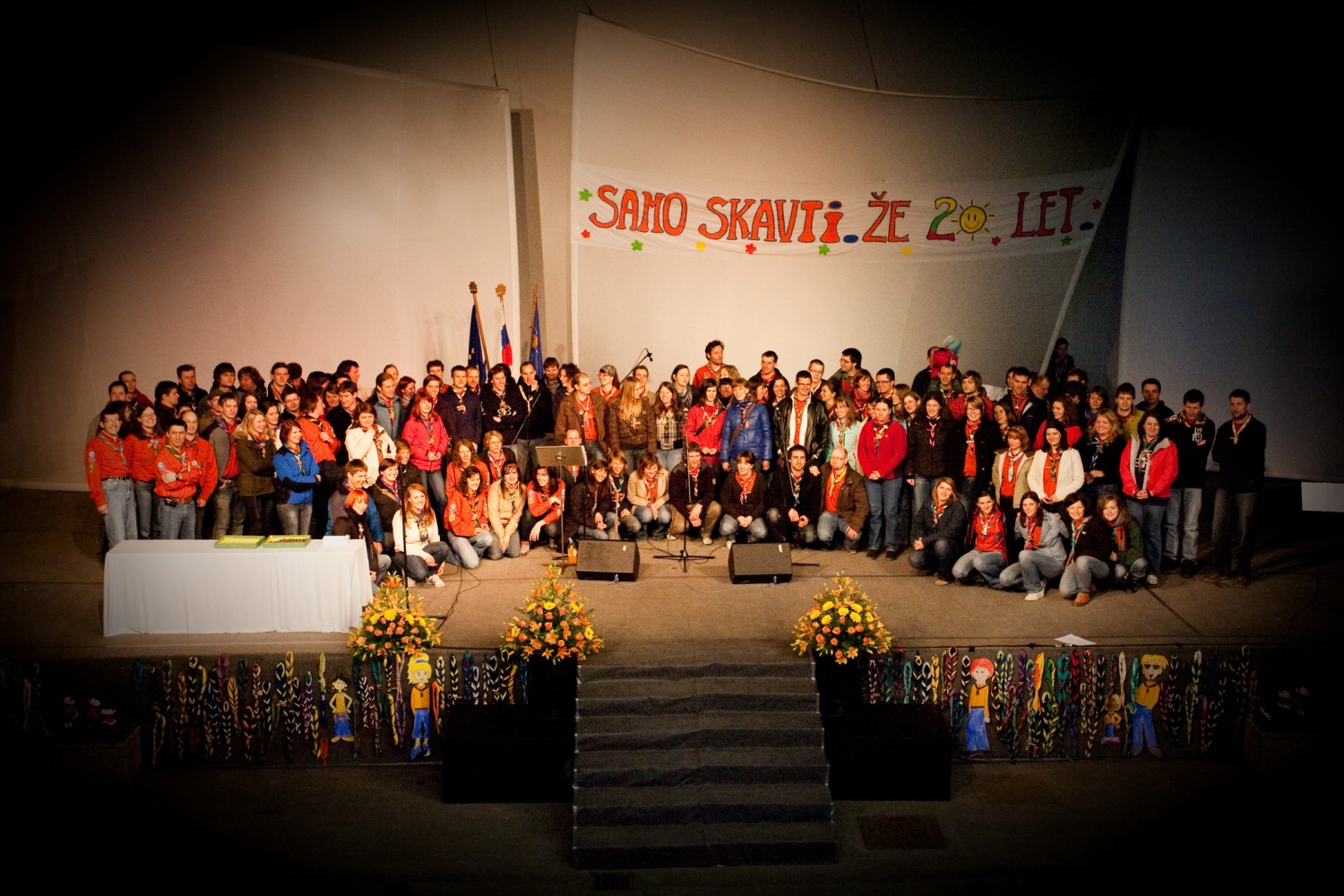 V soboto, 10. aprila, je v poletnem gledališču Studenec odmeval smeh, skavtski aplavz in veselje. Na osrednjem praznovanju ob 20-letnici ZSKSS se je zbrala celotna paleta skavtov – voditelji, PP-ji, odrasli skavti, skavtske družinice … Pridružili pa se nam je tudi gospod predsednik, dr. Danilo Türk, ter predstavniki tabornikov.