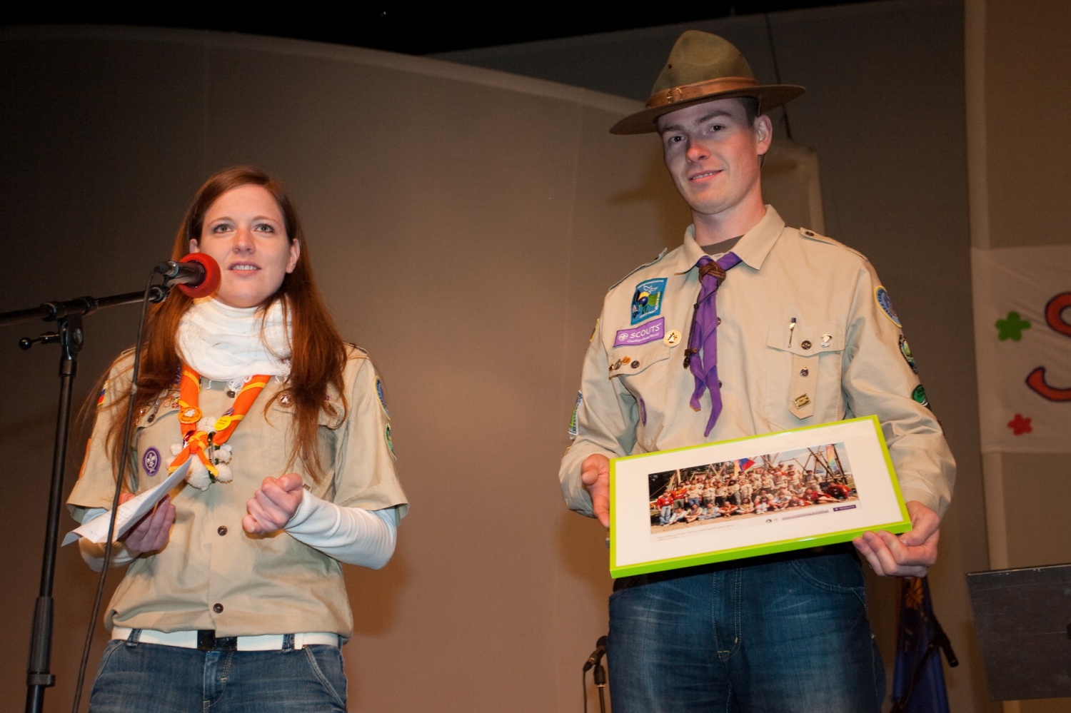 V soboto, 10. aprila, je v poletnem gledališču Studenec odmeval smeh, skavtski aplavz in veselje. Na osrednjem praznovanju ob 20-letnici ZSKSS se je zbrala celotna paleta skavtov – voditelji, PP-ji, odrasli skavti, skavtske družinice … Pridružili pa se nam je tudi gospod predsednik, dr. Danilo Türk, ter predstavniki tabornikov.