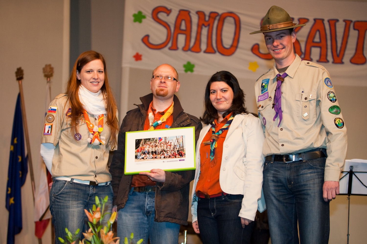 V soboto, 10. aprila, je v poletnem gledališču Studenec odmeval smeh, skavtski aplavz in veselje. Na osrednjem praznovanju ob 20-letnici ZSKSS se je zbrala celotna paleta skavtov – voditelji, PP-ji, odrasli skavti, skavtske družinice … Pridružili pa se nam je tudi gospod predsednik, dr. Danilo Türk, ter predstavniki tabornikov.