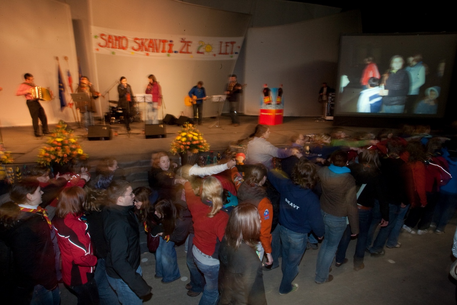 V soboto, 10. aprila, je v poletnem gledališču Studenec odmeval smeh, skavtski aplavz in veselje. Na osrednjem praznovanju ob 20-letnici ZSKSS se je zbrala celotna paleta skavtov – voditelji, PP-ji, odrasli skavti, skavtske družinice … Pridružili pa se nam je tudi gospod predsednik, dr. Danilo Türk, ter predstavniki tabornikov.