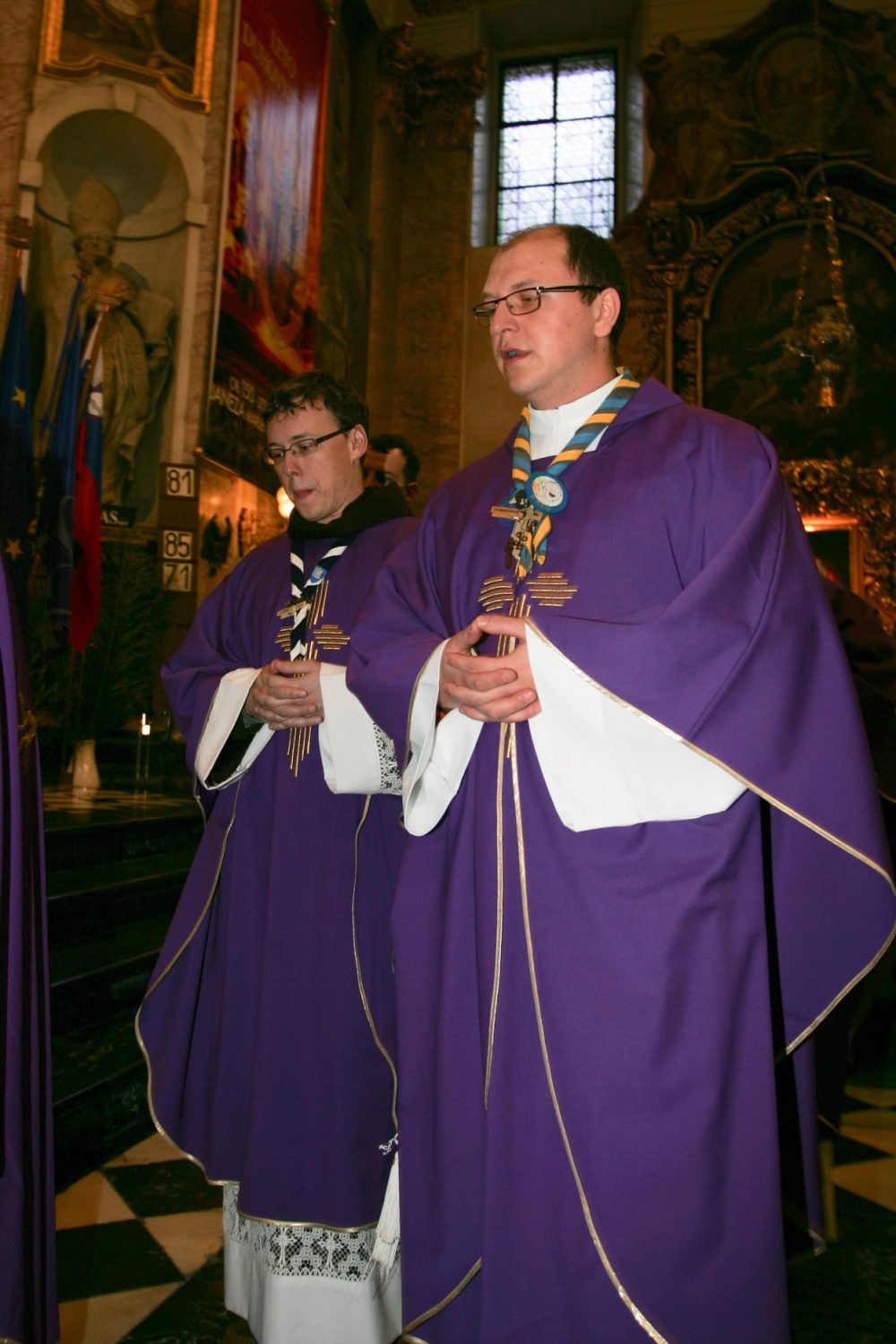 Fotoutrinki svete maše ob 20 letnici ZSKSS v ljubljanski stolnici.