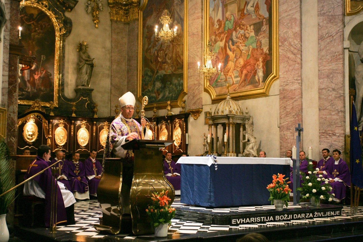 Fotoutrinki svete maše ob 20 letnici ZSKSS v ljubljanski stolnici.