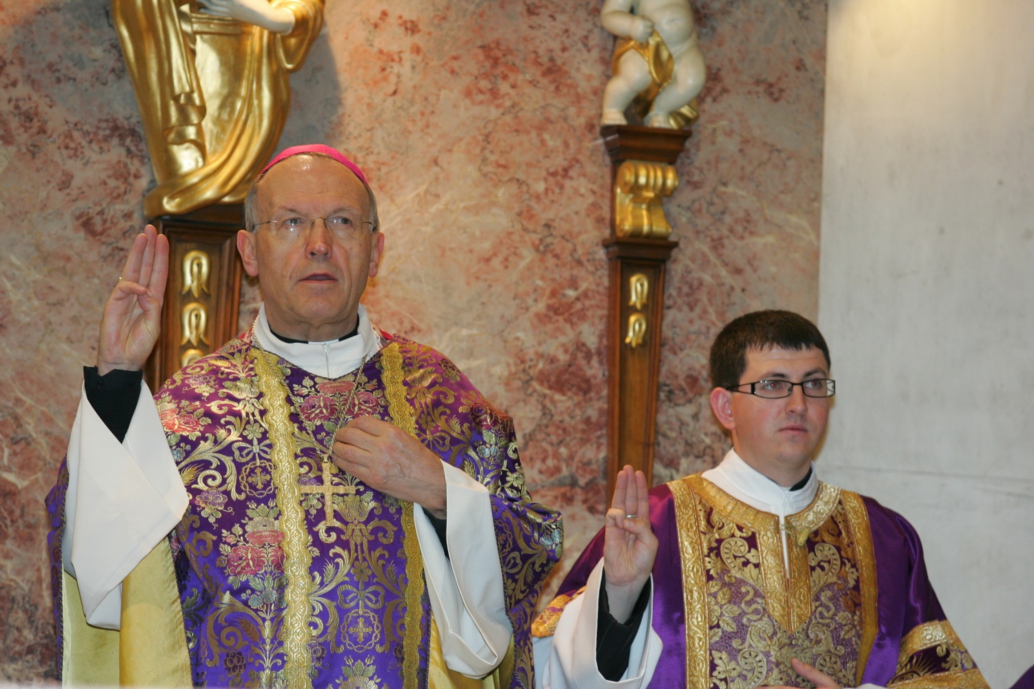 Fotoutrinki svete maše ob 20 letnici ZSKSS v ljubljanski stolnici.