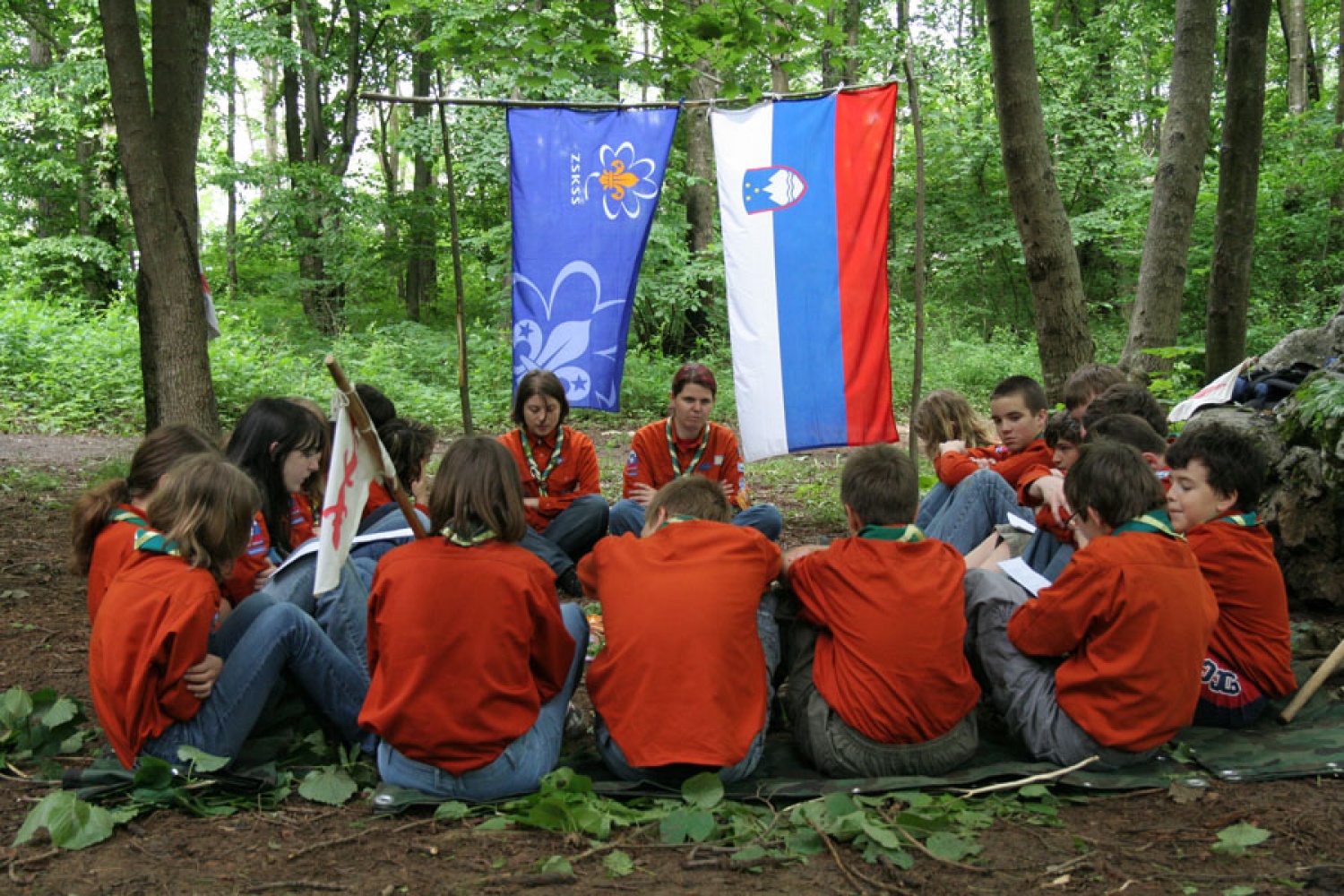 pod slovensko in skavtsko zastavo