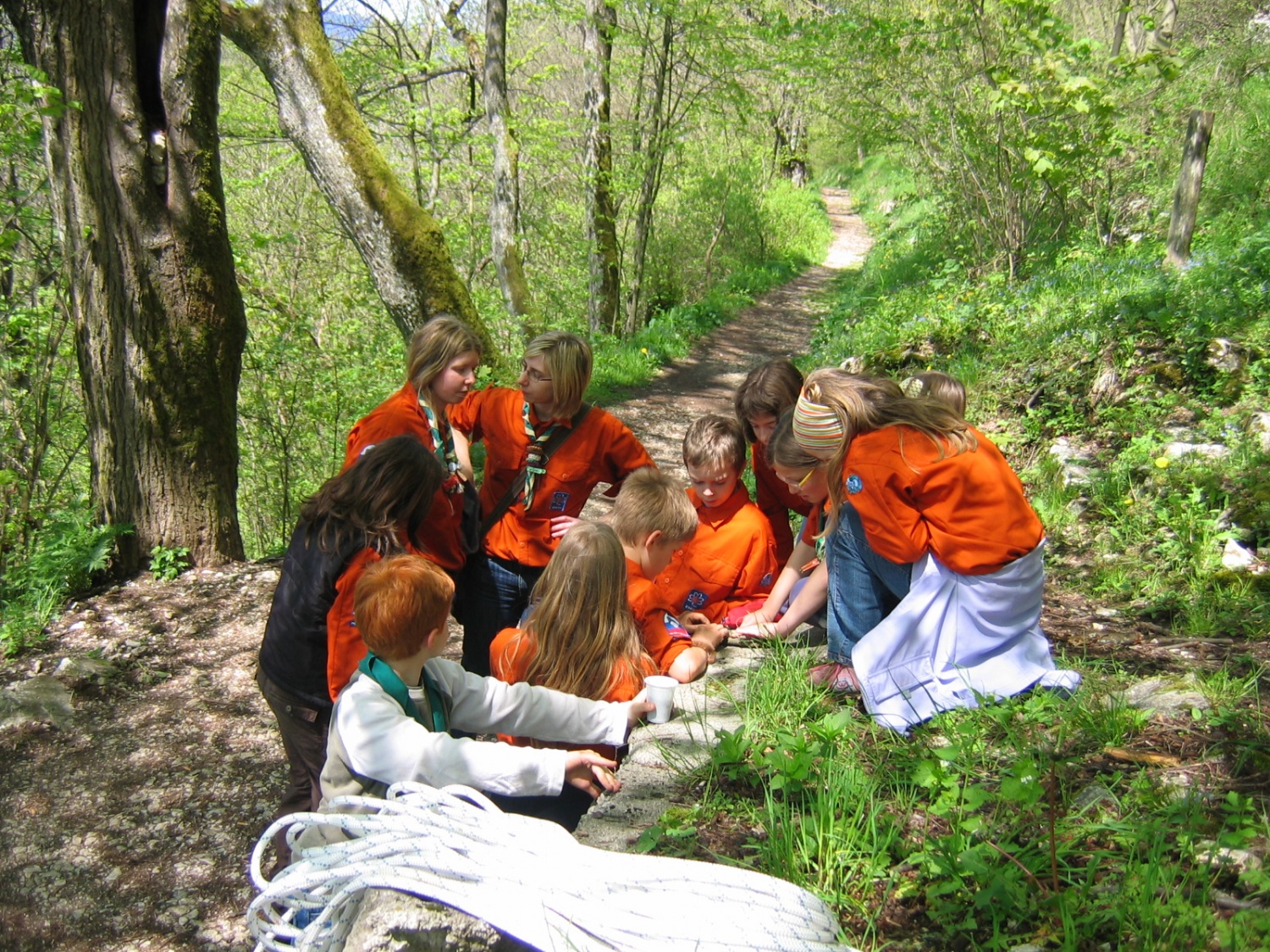 Neznanec nas je popeljal čez bližnji hrib, kjer smo spretno izpolnjevali njegove naloge.