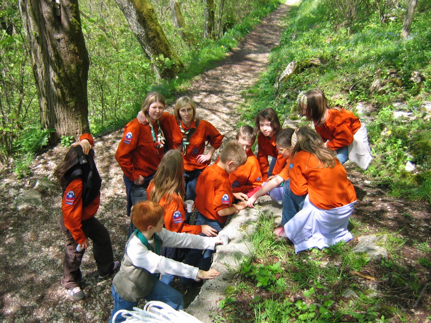 Neznanec nas je popeljal čez bližnji hrib, kjer smo spretno izpolnjevali njegove naloge.