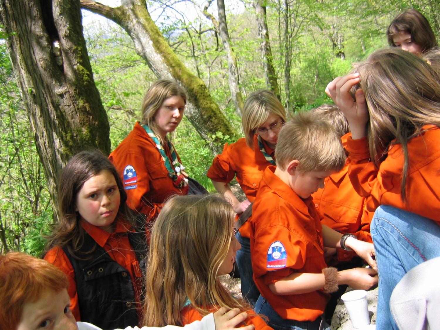 Neznanec nas je popeljal čez bližnji hrib, kjer smo spretno izpolnjevali njegove naloge.