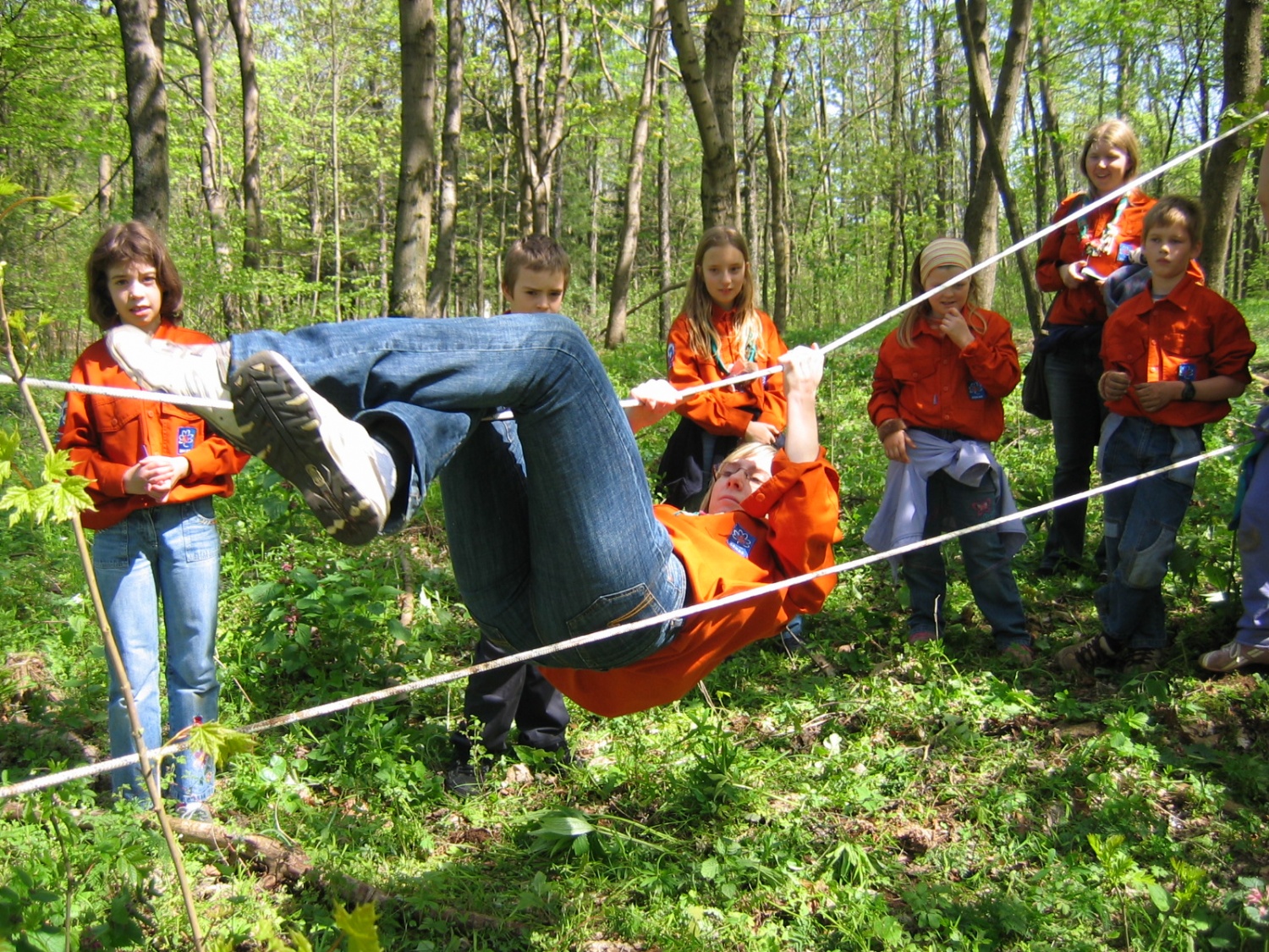 Neznanec nas je popeljal čez bližnji hrib, kjer smo spretno izpolnjevali njegove naloge.