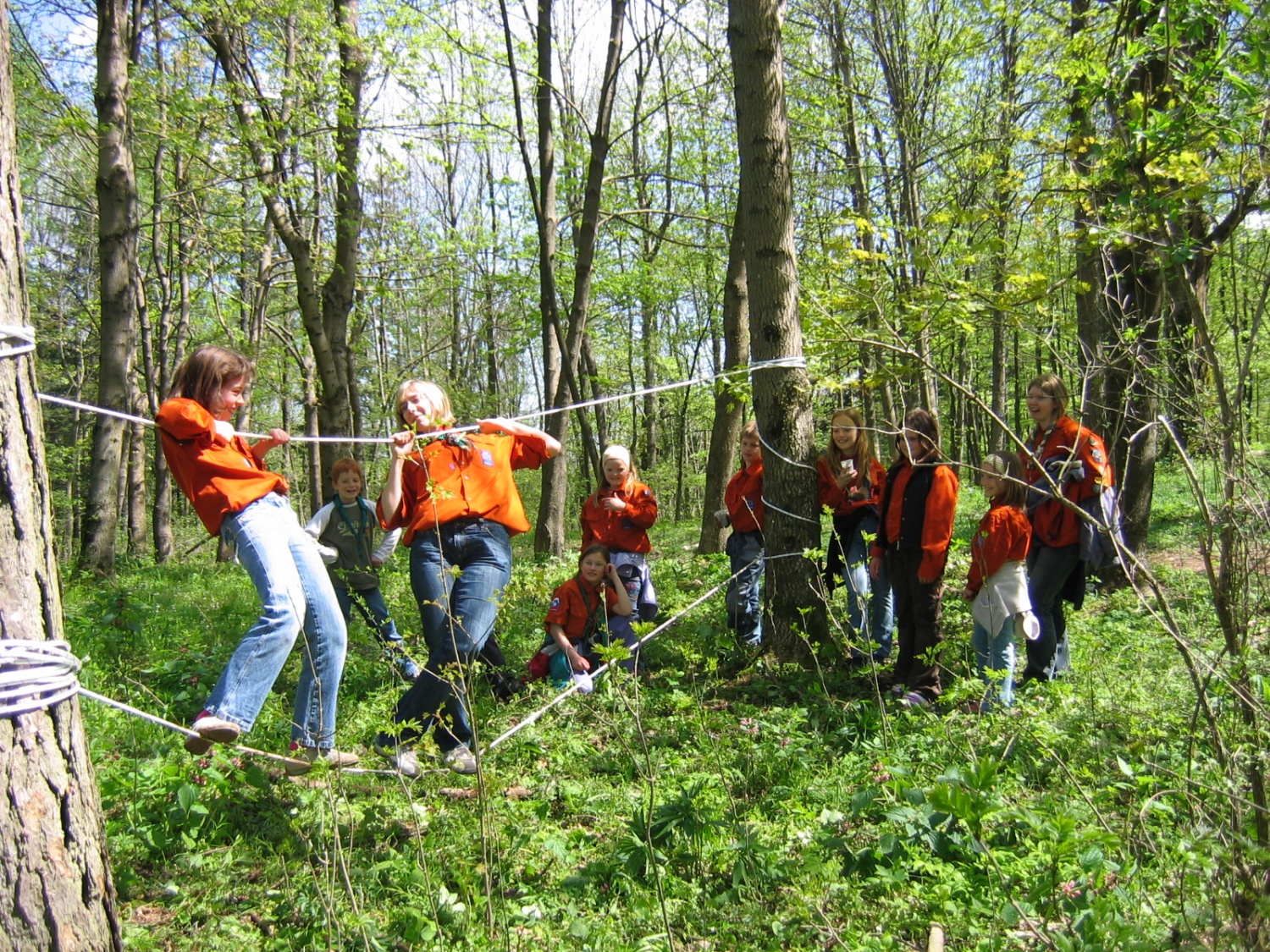 Neznanec nas je popeljal čez bližnji hrib, kjer smo spretno izpolnjevali njegove naloge.
