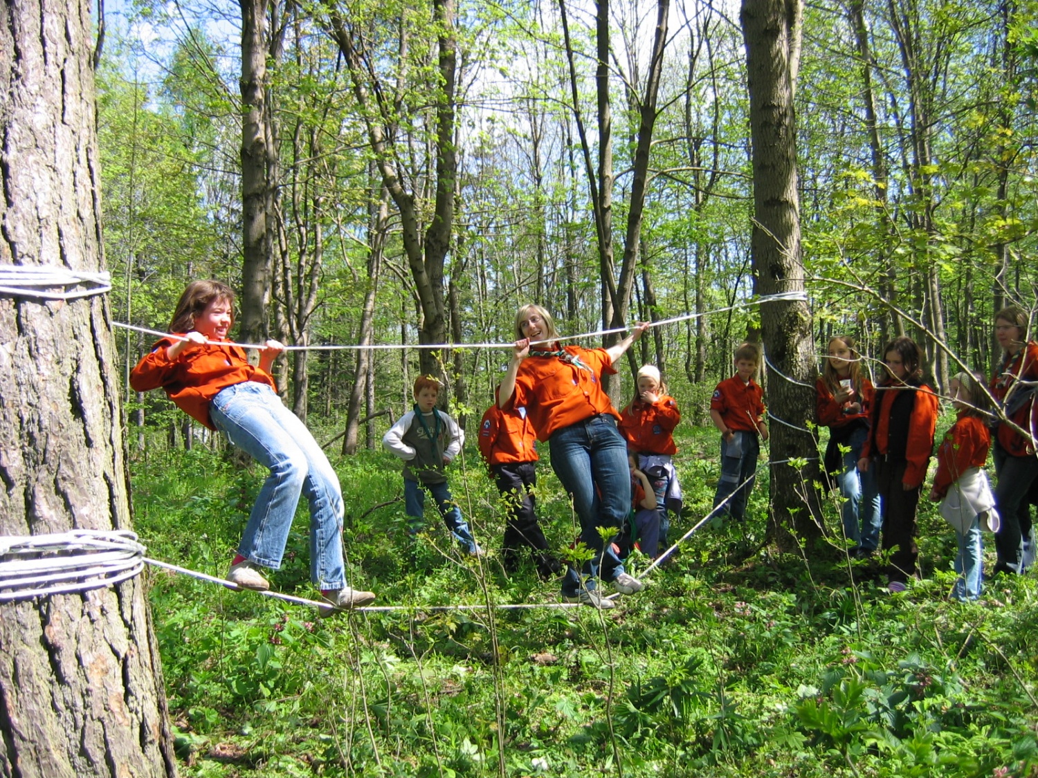 Neznanec nas je popeljal čez bližnji hrib, kjer smo spretno izpolnjevali njegove naloge.