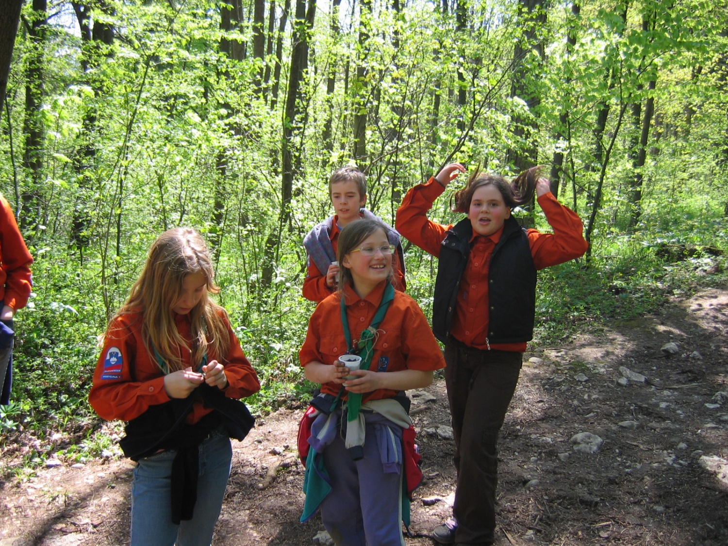 Neznanec nas je popeljal čez bližnji hrib, kjer smo spretno izpolnjevali njegove naloge.