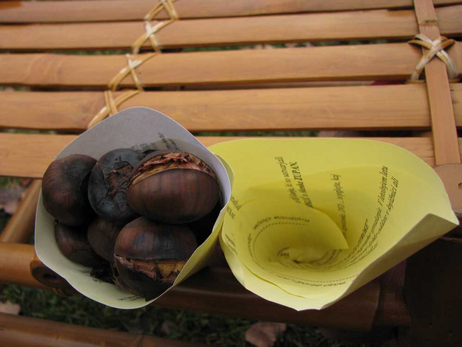 Za osvežitev spomina: V začetku  decembra smo se na Bledu zbrali znanja željni skavti iz vse Slovenije. Na dvodnevnem seminarju smo spoznavali osnove pisanja za internetni medij. Hkrati pa smo se s pomočjo Tamina Petelinška, ki se že vrsto let ukvarja s fotografijo, tudi  izpopolnjevali na tem področju. 


(tukaj sem prilepila tudi članek, ker mi iz neznanega razloga ne odpre spodnjega okna za vsebino novice)
Čeprav se je seminar zaključil, pa smo vsi nestrpno pričakovali Taminove komentarje na naše foto zgodbe. Kot nam je bilo obljubljeno, smo jih prejeli na e-mail naslove. V komentarju nam je Tamino podal svoje mnenje in nasvete kako svoje znanje še nadgraditi. Nekaterim je pokazal  nov pogled na njihovo zgodbo in tako širil naše polje znanja. Drugim je fotografije malo priredil, mogoče kje povečal kontraste ali pa odrezal kakšen odvečni del. Ob koncu pa nas je pozval, da se še kdaj s konkretnim vprašanjem obrnemo nanj, saj z vsako novo informacijo širimo obzorja.

Tako se jaz ob začetku leta obračam na vas: Sprašujte, poslušajte in si zapomnite, saj s tem gradite svojo zakladnico znanja. Vse dobro v novem letu!

V imenu udeležencev seminarja  in ekipe Skavt.NET-a se zahvaljujem obema gostoma seminarja. Tako Tonetu, kot Taminu, ki sta bila pripravljena z nami deliti svoj čas, znanje in predvsem izkušnje.

V spodnji galeriji, pa si lahko ogledate končne izdelke naše foto zgodbe.