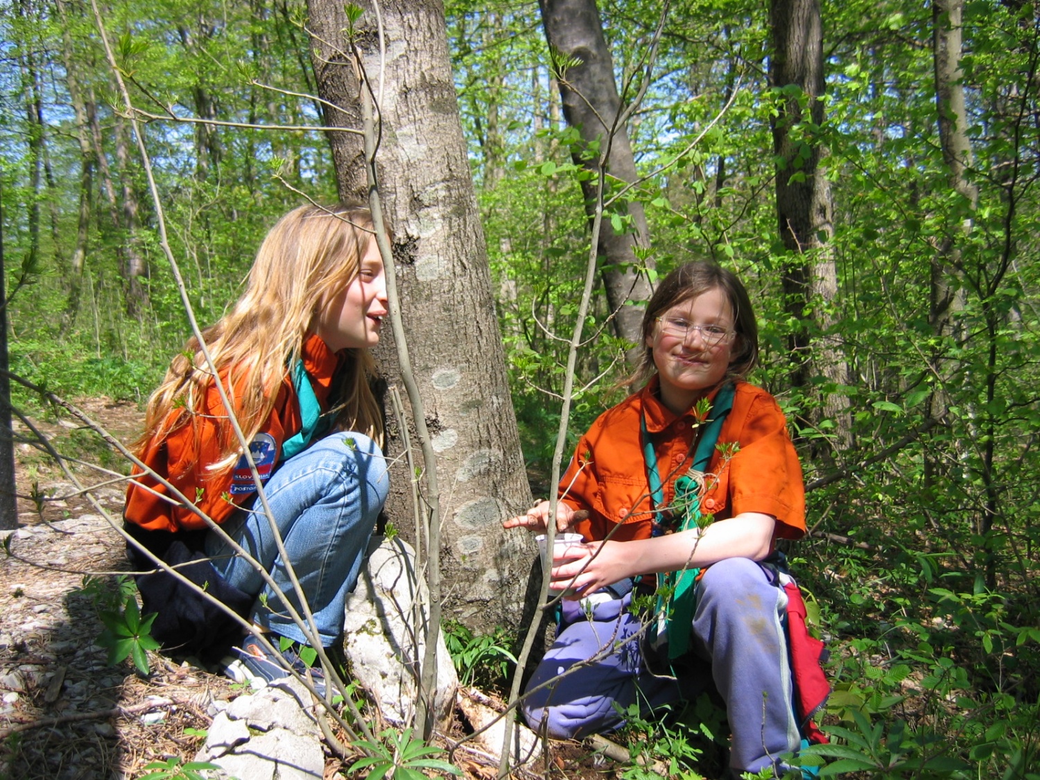Neznanec nas je popeljal čez bližnji hrib, kjer smo spretno izpolnjevali njegove naloge.