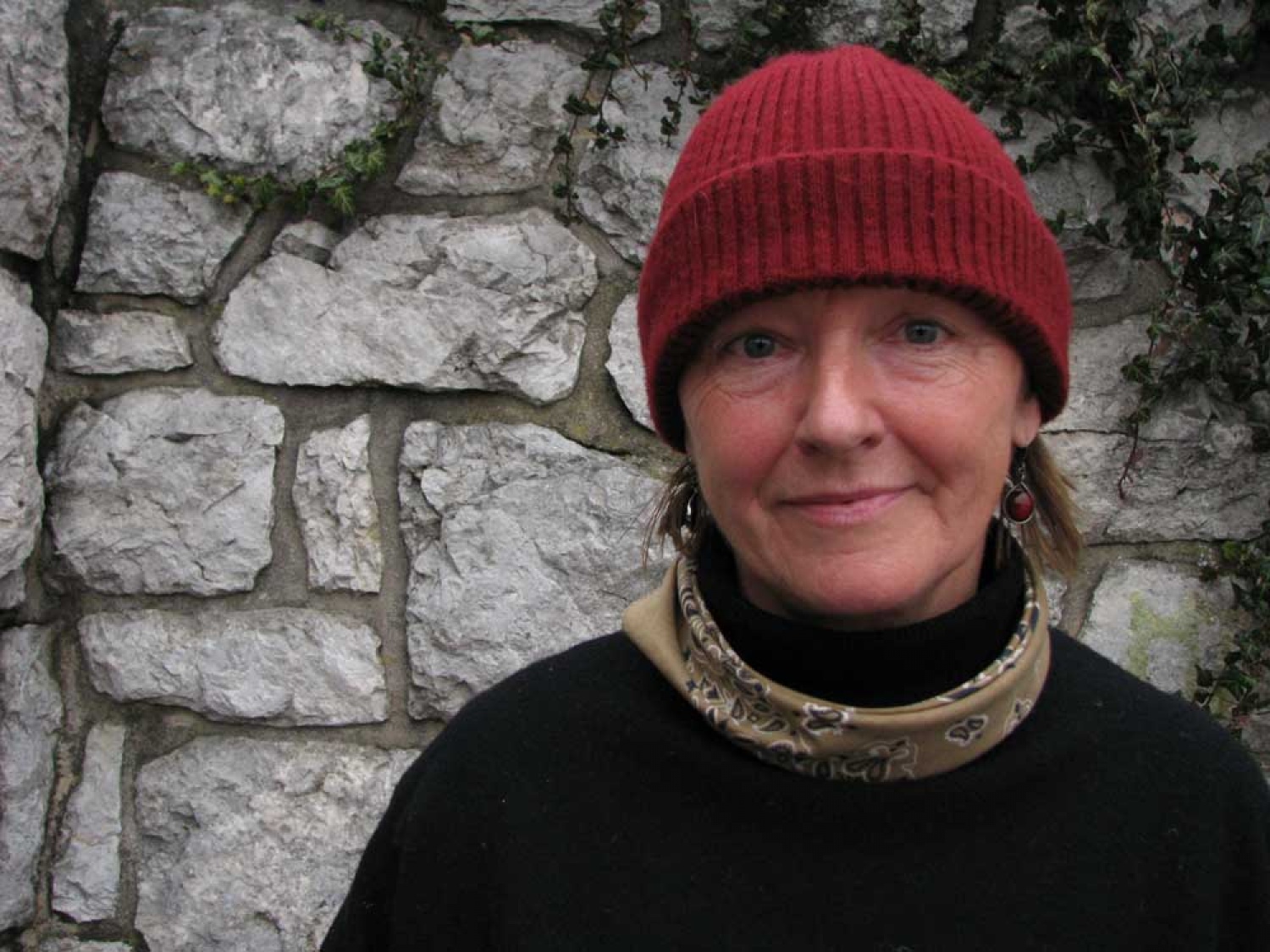 Za osvežitev spomina: V začetku  decembra smo se na Bledu zbrali znanja željni skavti iz vse Slovenije. Na dvodnevnem seminarju smo spoznavali osnove pisanja za internetni medij. Hkrati pa smo se s pomočjo Tamina Petelinška, ki se že vrsto let ukvarja s fotografijo, tudi  izpopolnjevali na tem področju. 


(tukaj sem prilepila tudi članek, ker mi iz neznanega razloga ne odpre spodnjega okna za vsebino novice)
Čeprav se je seminar zaključil, pa smo vsi nestrpno pričakovali Taminove komentarje na naše foto zgodbe. Kot nam je bilo obljubljeno, smo jih prejeli na e-mail naslove. V komentarju nam je Tamino podal svoje mnenje in nasvete kako svoje znanje še nadgraditi. Nekaterim je pokazal  nov pogled na njihovo zgodbo in tako širil naše polje znanja. Drugim je fotografije malo priredil, mogoče kje povečal kontraste ali pa odrezal kakšen odvečni del. Ob koncu pa nas je pozval, da se še kdaj s konkretnim vprašanjem obrnemo nanj, saj z vsako novo informacijo širimo obzorja.

Tako se jaz ob začetku leta obračam na vas: Sprašujte, poslušajte in si zapomnite, saj s tem gradite svojo zakladnico znanja. Vse dobro v novem letu!

V imenu udeležencev seminarja  in ekipe Skavt.NET-a se zahvaljujem obema gostoma seminarja. Tako Tonetu, kot Taminu, ki sta bila pripravljena z nami deliti svoj čas, znanje in predvsem izkušnje.

V spodnji galeriji, pa si lahko ogledate končne izdelke naše foto zgodbe.