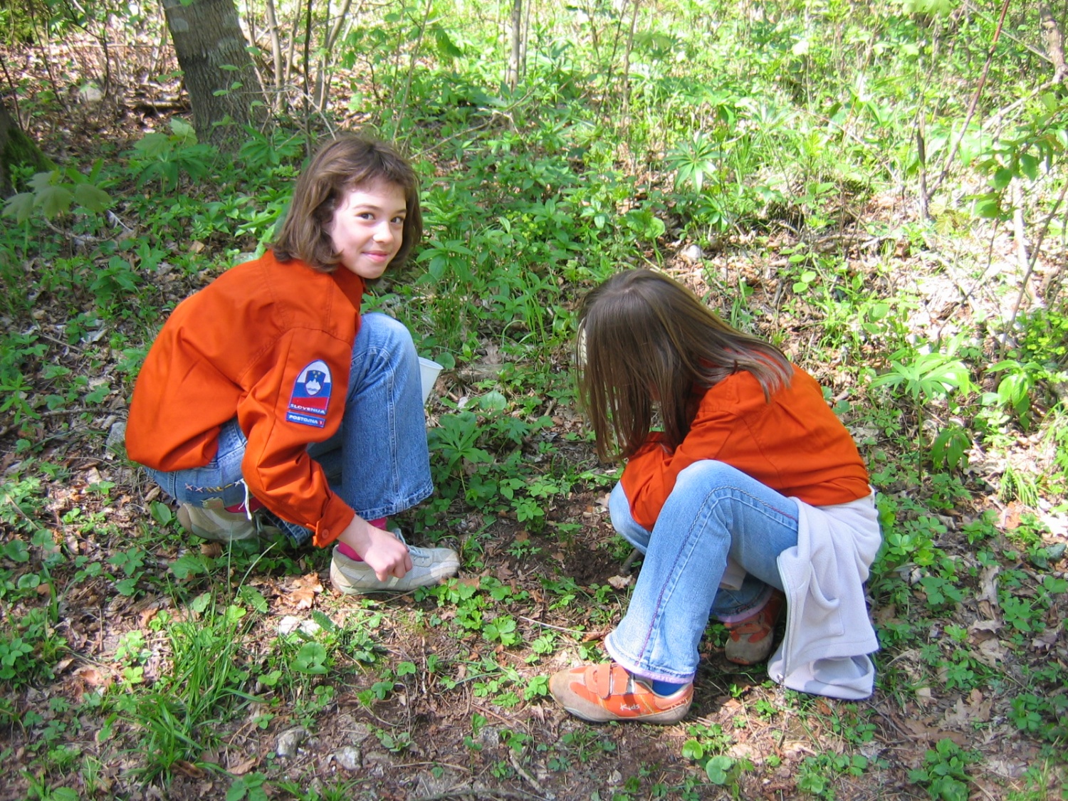 Neznanec nas je popeljal čez bližnji hrib, kjer smo spretno izpolnjevali njegove naloge.