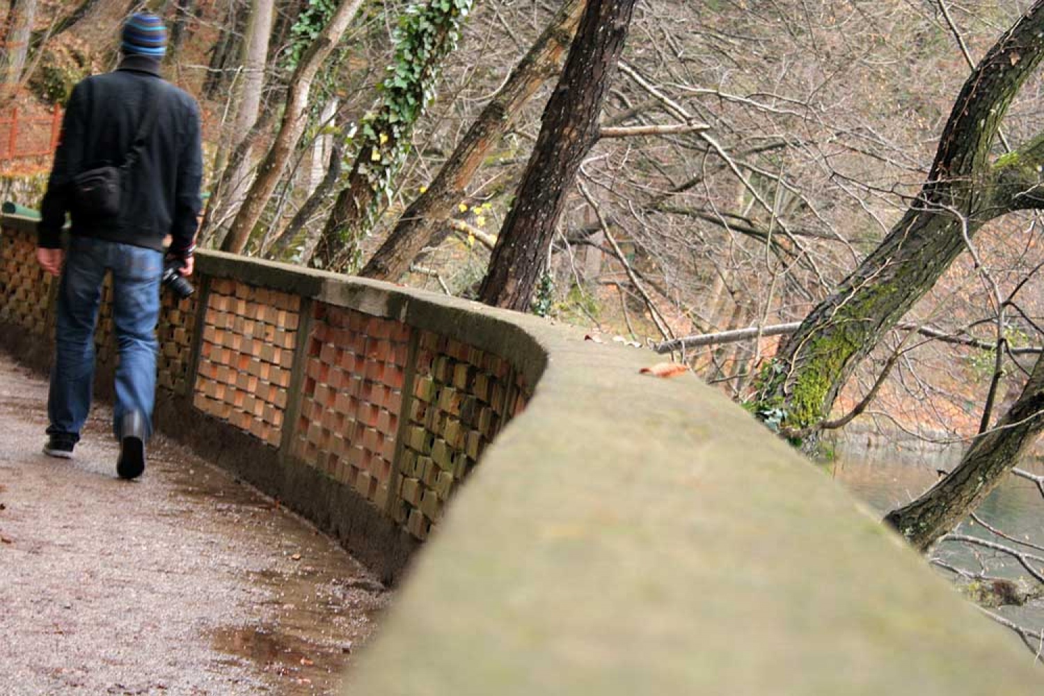 Za osvežitev spomina: V začetku  decembra smo se na Bledu zbrali znanja željni skavti iz vse Slovenije. Na dvodnevnem seminarju smo spoznavali osnove pisanja za internetni medij. Hkrati pa smo se s pomočjo Tamina Petelinška, ki se že vrsto let ukvarja s fotografijo, tudi  izpopolnjevali na tem področju. 


(tukaj sem prilepila tudi članek, ker mi iz neznanega razloga ne odpre spodnjega okna za vsebino novice)
Čeprav se je seminar zaključil, pa smo vsi nestrpno pričakovali Taminove komentarje na naše foto zgodbe. Kot nam je bilo obljubljeno, smo jih prejeli na e-mail naslove. V komentarju nam je Tamino podal svoje mnenje in nasvete kako svoje znanje še nadgraditi. Nekaterim je pokazal  nov pogled na njihovo zgodbo in tako širil naše polje znanja. Drugim je fotografije malo priredil, mogoče kje povečal kontraste ali pa odrezal kakšen odvečni del. Ob koncu pa nas je pozval, da se še kdaj s konkretnim vprašanjem obrnemo nanj, saj z vsako novo informacijo širimo obzorja.

Tako se jaz ob začetku leta obračam na vas: Sprašujte, poslušajte in si zapomnite, saj s tem gradite svojo zakladnico znanja. Vse dobro v novem letu!

V imenu udeležencev seminarja  in ekipe Skavt.NET-a se zahvaljujem obema gostoma seminarja. Tako Tonetu, kot Taminu, ki sta bila pripravljena z nami deliti svoj čas, znanje in predvsem izkušnje.

V spodnji galeriji, pa si lahko ogledate končne izdelke naše foto zgodbe.