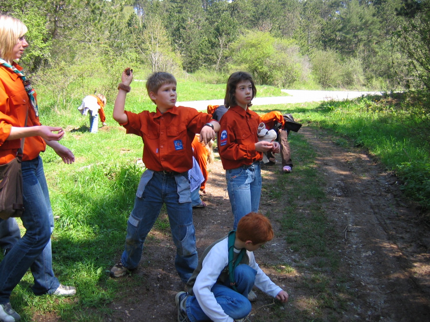 Neznanec nas je popeljal čez bližnji hrib, kjer smo spretno izpolnjevali njegove naloge.