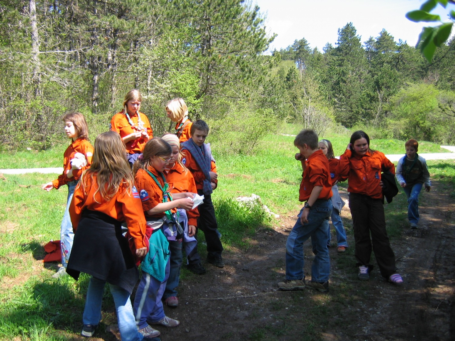 Neznanec nas je popeljal čez bližnji hrib, kjer smo spretno izpolnjevali njegove naloge.