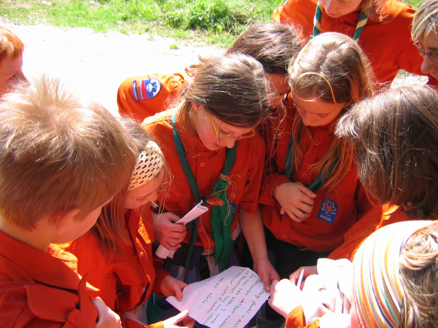 Neznanec nas je popeljal čez bližnji hrib, kjer smo spretno izpolnjevali njegove naloge.