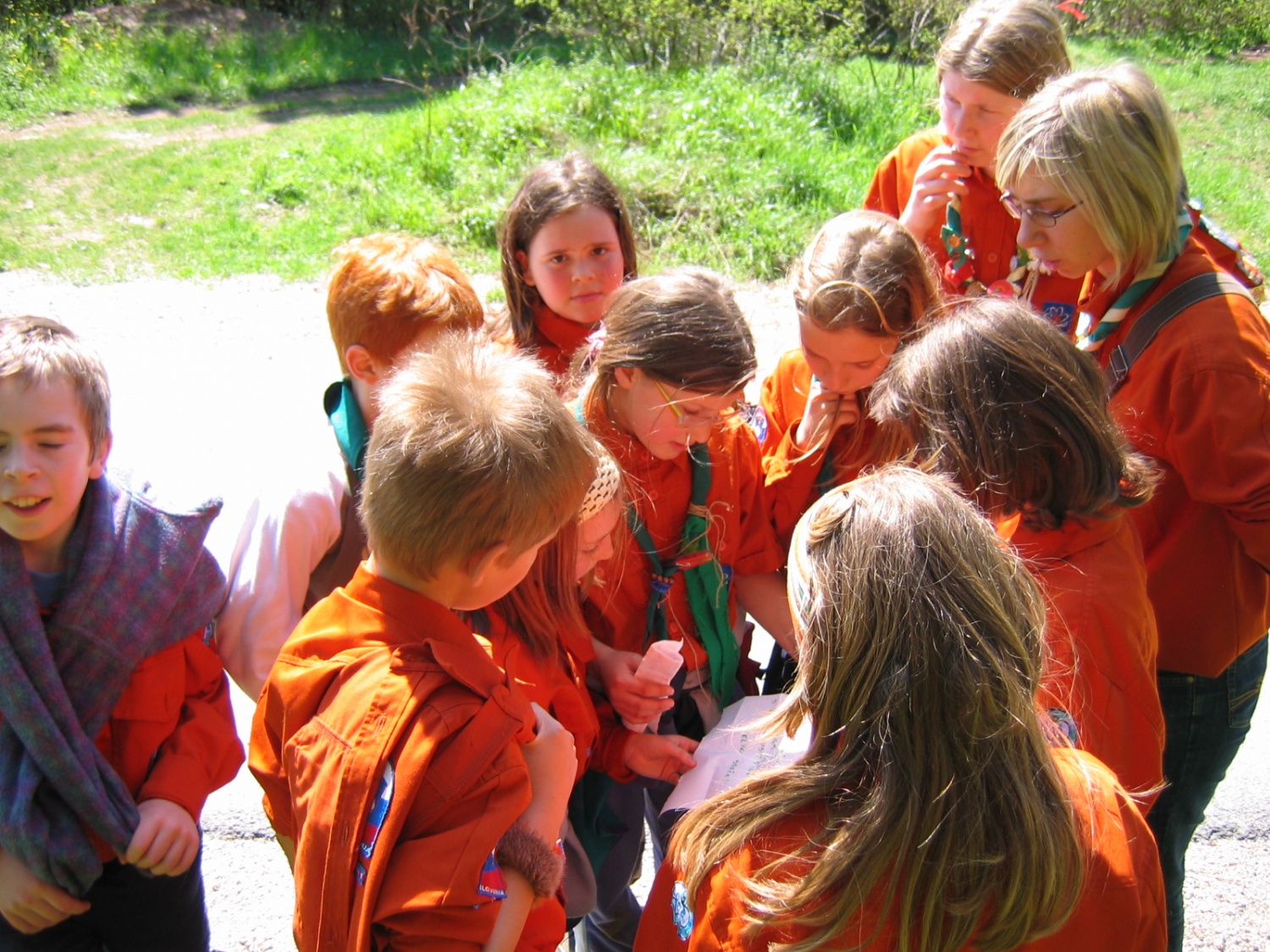 Neznanec nas je popeljal čez bližnji hrib, kjer smo spretno izpolnjevali njegove naloge.