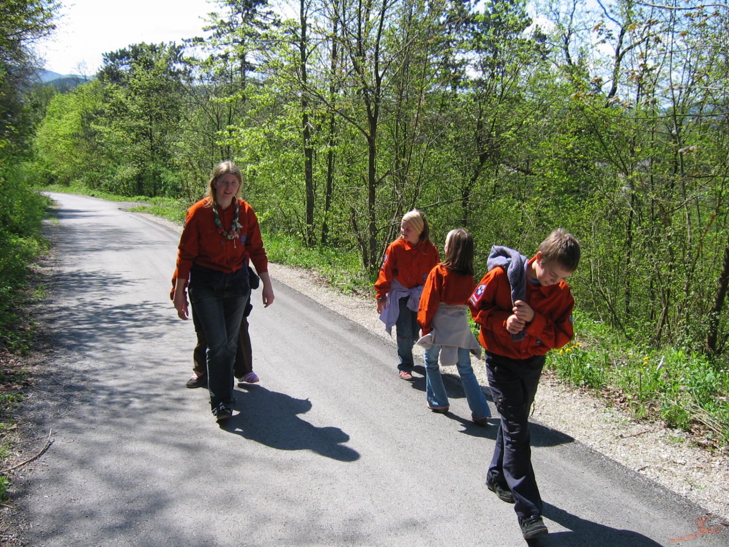 Neznanec nas je popeljal čez bližnji hrib, kjer smo spretno izpolnjevali njegove naloge.
