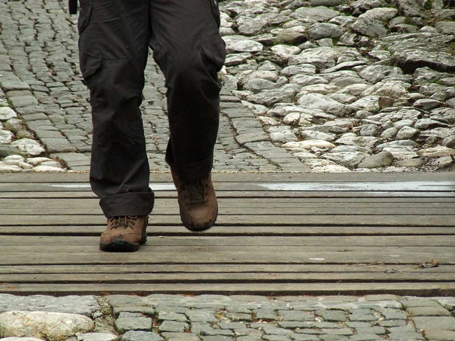 Za osvežitev spomina: V začetku  decembra smo se na Bledu zbrali znanja željni skavti iz vse Slovenije. Na dvodnevnem seminarju smo spoznavali osnove pisanja za internetni medij. Hkrati pa smo se s pomočjo Tamina Petelinška, ki se že vrsto let ukvarja s fotografijo, tudi  izpopolnjevali na tem področju. 


(tukaj sem prilepila tudi članek, ker mi iz neznanega razloga ne odpre spodnjega okna za vsebino novice)
Čeprav se je seminar zaključil, pa smo vsi nestrpno pričakovali Taminove komentarje na naše foto zgodbe. Kot nam je bilo obljubljeno, smo jih prejeli na e-mail naslove. V komentarju nam je Tamino podal svoje mnenje in nasvete kako svoje znanje še nadgraditi. Nekaterim je pokazal  nov pogled na njihovo zgodbo in tako širil naše polje znanja. Drugim je fotografije malo priredil, mogoče kje povečal kontraste ali pa odrezal kakšen odvečni del. Ob koncu pa nas je pozval, da se še kdaj s konkretnim vprašanjem obrnemo nanj, saj z vsako novo informacijo širimo obzorja.

Tako se jaz ob začetku leta obračam na vas: Sprašujte, poslušajte in si zapomnite, saj s tem gradite svojo zakladnico znanja. Vse dobro v novem letu!

V imenu udeležencev seminarja  in ekipe Skavt.NET-a se zahvaljujem obema gostoma seminarja. Tako Tonetu, kot Taminu, ki sta bila pripravljena z nami deliti svoj čas, znanje in predvsem izkušnje.

V spodnji galeriji, pa si lahko ogledate končne izdelke naše foto zgodbe.