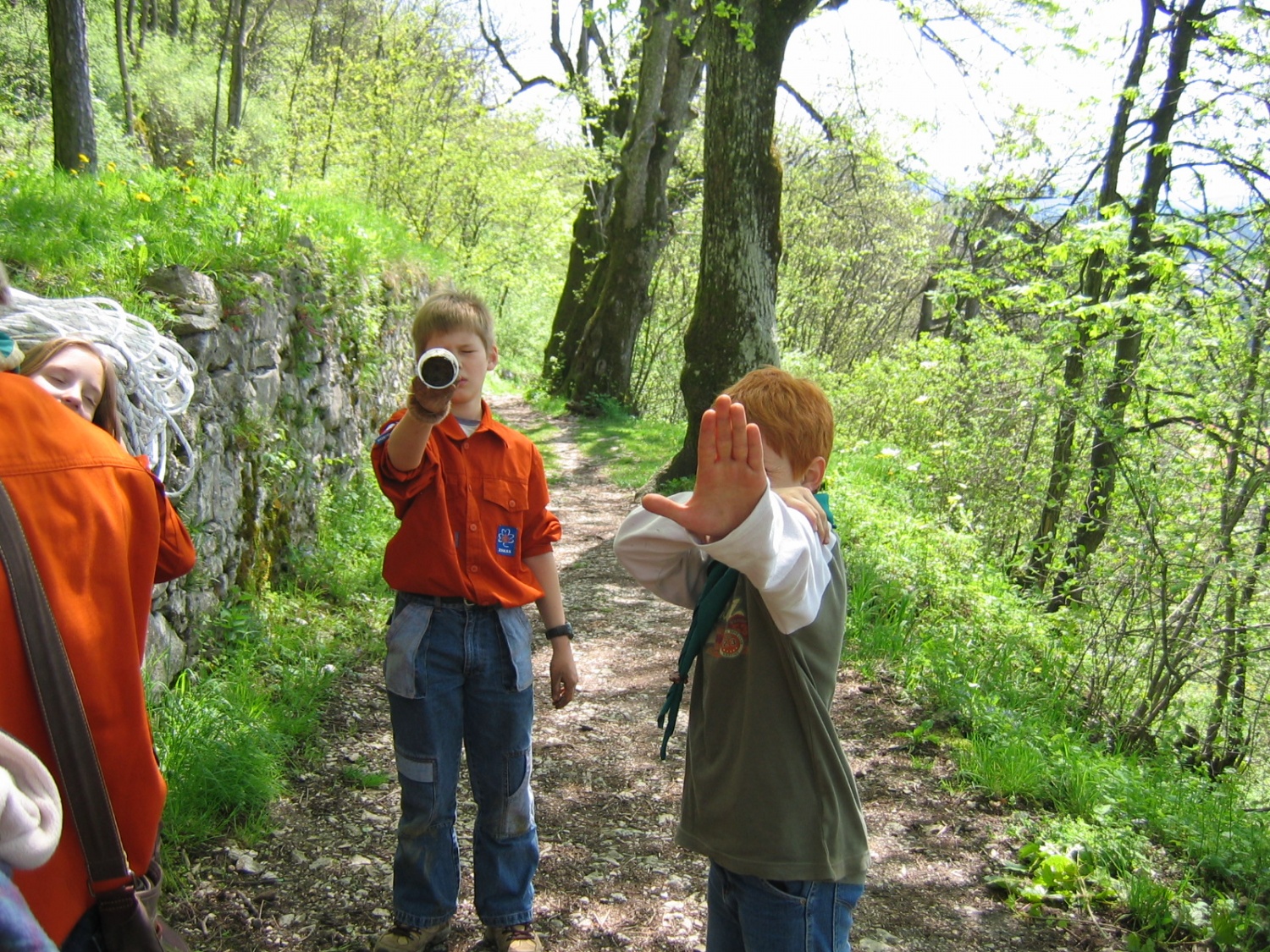 Neznanec nas je popeljal čez bližnji hrib, kjer smo spretno izpolnjevali njegove naloge.