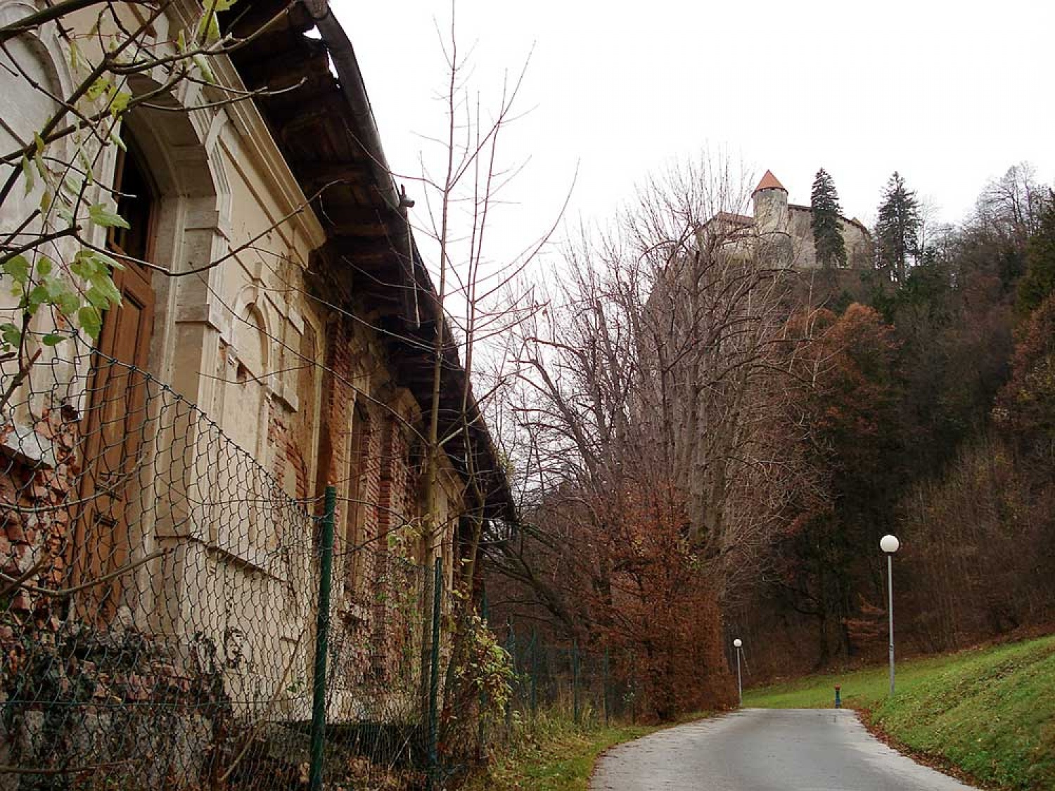 Za osvežitev spomina: V začetku  decembra smo se na Bledu zbrali znanja željni skavti iz vse Slovenije. Na dvodnevnem seminarju smo spoznavali osnove pisanja za internetni medij. Hkrati pa smo se s pomočjo Tamina Petelinška, ki se že vrsto let ukvarja s fotografijo, tudi  izpopolnjevali na tem področju. 


(tukaj sem prilepila tudi članek, ker mi iz neznanega razloga ne odpre spodnjega okna za vsebino novice)
Čeprav se je seminar zaključil, pa smo vsi nestrpno pričakovali Taminove komentarje na naše foto zgodbe. Kot nam je bilo obljubljeno, smo jih prejeli na e-mail naslove. V komentarju nam je Tamino podal svoje mnenje in nasvete kako svoje znanje še nadgraditi. Nekaterim je pokazal  nov pogled na njihovo zgodbo in tako širil naše polje znanja. Drugim je fotografije malo priredil, mogoče kje povečal kontraste ali pa odrezal kakšen odvečni del. Ob koncu pa nas je pozval, da se še kdaj s konkretnim vprašanjem obrnemo nanj, saj z vsako novo informacijo širimo obzorja.

Tako se jaz ob začetku leta obračam na vas: Sprašujte, poslušajte in si zapomnite, saj s tem gradite svojo zakladnico znanja. Vse dobro v novem letu!

V imenu udeležencev seminarja  in ekipe Skavt.NET-a se zahvaljujem obema gostoma seminarja. Tako Tonetu, kot Taminu, ki sta bila pripravljena z nami deliti svoj čas, znanje in predvsem izkušnje.

V spodnji galeriji, pa si lahko ogledate končne izdelke naše foto zgodbe.