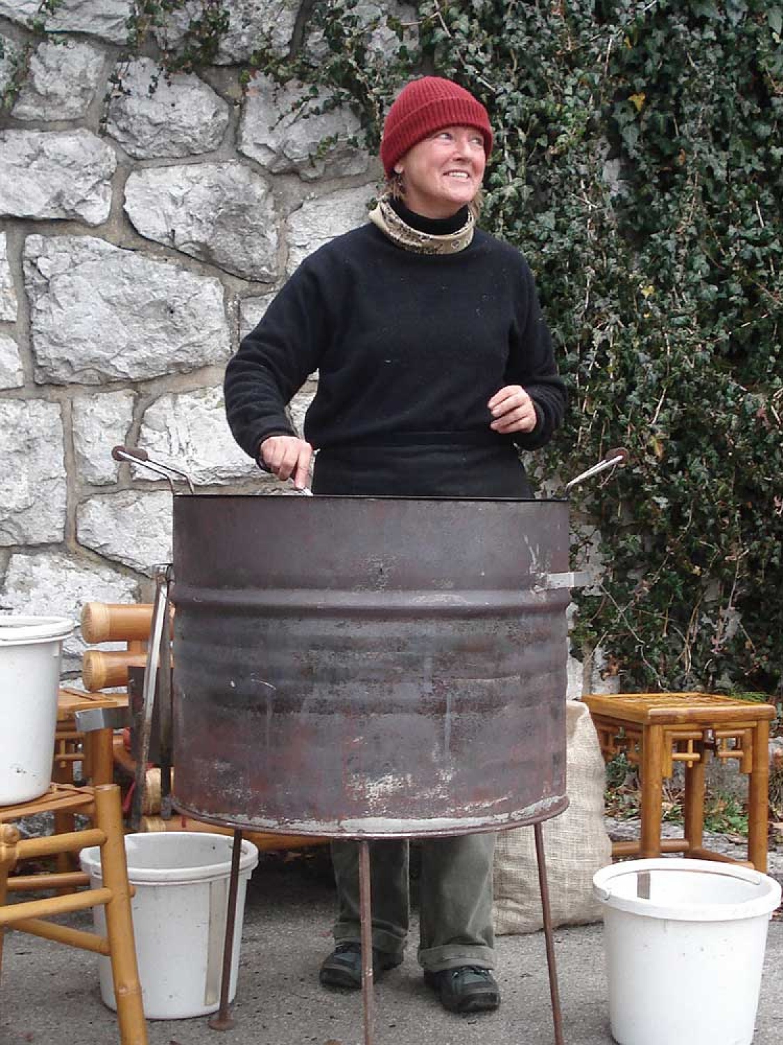 Za osvežitev spomina: V začetku  decembra smo se na Bledu zbrali znanja željni skavti iz vse Slovenije. Na dvodnevnem seminarju smo spoznavali osnove pisanja za internetni medij. Hkrati pa smo se s pomočjo Tamina Petelinška, ki se že vrsto let ukvarja s fotografijo, tudi  izpopolnjevali na tem področju. 


(tukaj sem prilepila tudi članek, ker mi iz neznanega razloga ne odpre spodnjega okna za vsebino novice)
Čeprav se je seminar zaključil, pa smo vsi nestrpno pričakovali Taminove komentarje na naše foto zgodbe. Kot nam je bilo obljubljeno, smo jih prejeli na e-mail naslove. V komentarju nam je Tamino podal svoje mnenje in nasvete kako svoje znanje še nadgraditi. Nekaterim je pokazal  nov pogled na njihovo zgodbo in tako širil naše polje znanja. Drugim je fotografije malo priredil, mogoče kje povečal kontraste ali pa odrezal kakšen odvečni del. Ob koncu pa nas je pozval, da se še kdaj s konkretnim vprašanjem obrnemo nanj, saj z vsako novo informacijo širimo obzorja.

Tako se jaz ob začetku leta obračam na vas: Sprašujte, poslušajte in si zapomnite, saj s tem gradite svojo zakladnico znanja. Vse dobro v novem letu!

V imenu udeležencev seminarja  in ekipe Skavt.NET-a se zahvaljujem obema gostoma seminarja. Tako Tonetu, kot Taminu, ki sta bila pripravljena z nami deliti svoj čas, znanje in predvsem izkušnje.

V spodnji galeriji, pa si lahko ogledate končne izdelke naše foto zgodbe.