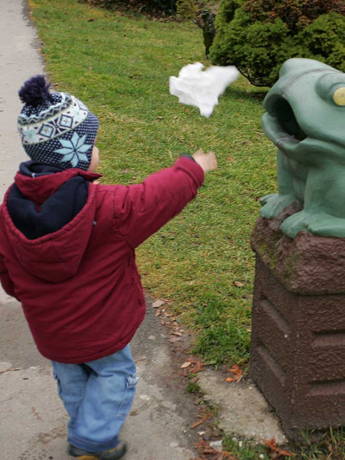 Za osvežitev spomina: V začetku  decembra smo se na Bledu zbrali znanja željni skavti iz vse Slovenije. Na dvodnevnem seminarju smo spoznavali osnove pisanja za internetni medij. Hkrati pa smo se s pomočjo Tamina Petelinška, ki se že vrsto let ukvarja s fotografijo, tudi  izpopolnjevali na tem področju. 


(tukaj sem prilepila tudi članek, ker mi iz neznanega razloga ne odpre spodnjega okna za vsebino novice)
Čeprav se je seminar zaključil, pa smo vsi nestrpno pričakovali Taminove komentarje na naše foto zgodbe. Kot nam je bilo obljubljeno, smo jih prejeli na e-mail naslove. V komentarju nam je Tamino podal svoje mnenje in nasvete kako svoje znanje še nadgraditi. Nekaterim je pokazal  nov pogled na njihovo zgodbo in tako širil naše polje znanja. Drugim je fotografije malo priredil, mogoče kje povečal kontraste ali pa odrezal kakšen odvečni del. Ob koncu pa nas je pozval, da se še kdaj s konkretnim vprašanjem obrnemo nanj, saj z vsako novo informacijo širimo obzorja.

Tako se jaz ob začetku leta obračam na vas: Sprašujte, poslušajte in si zapomnite, saj s tem gradite svojo zakladnico znanja. Vse dobro v novem letu!

V imenu udeležencev seminarja  in ekipe Skavt.NET-a se zahvaljujem obema gostoma seminarja. Tako Tonetu, kot Taminu, ki sta bila pripravljena z nami deliti svoj čas, znanje in predvsem izkušnje.

V spodnji galeriji, pa si lahko ogledate končne izdelke naše foto zgodbe.