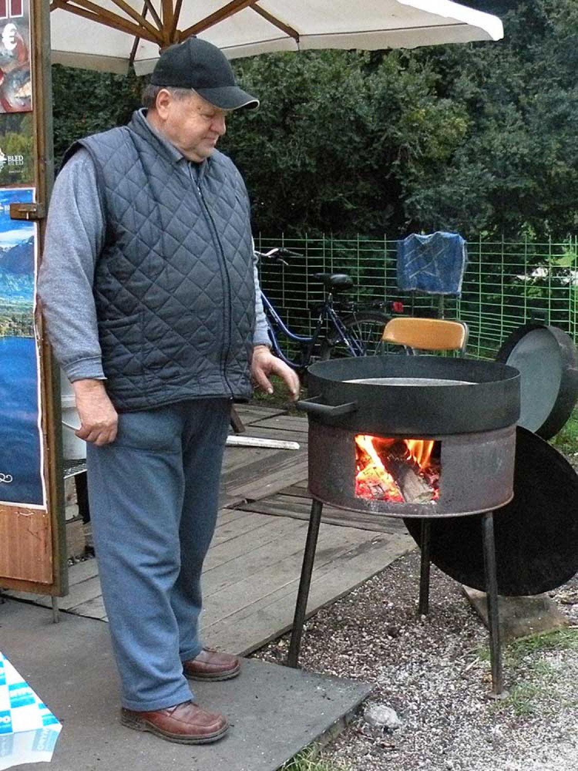 Za osvežitev spomina: V začetku  decembra smo se na Bledu zbrali znanja željni skavti iz vse Slovenije. Na dvodnevnem seminarju smo spoznavali osnove pisanja za internetni medij. Hkrati pa smo se s pomočjo Tamina Petelinška, ki se že vrsto let ukvarja s fotografijo, tudi  izpopolnjevali na tem področju. 


(tukaj sem prilepila tudi članek, ker mi iz neznanega razloga ne odpre spodnjega okna za vsebino novice)
Čeprav se je seminar zaključil, pa smo vsi nestrpno pričakovali Taminove komentarje na naše foto zgodbe. Kot nam je bilo obljubljeno, smo jih prejeli na e-mail naslove. V komentarju nam je Tamino podal svoje mnenje in nasvete kako svoje znanje še nadgraditi. Nekaterim je pokazal  nov pogled na njihovo zgodbo in tako širil naše polje znanja. Drugim je fotografije malo priredil, mogoče kje povečal kontraste ali pa odrezal kakšen odvečni del. Ob koncu pa nas je pozval, da se še kdaj s konkretnim vprašanjem obrnemo nanj, saj z vsako novo informacijo širimo obzorja.

Tako se jaz ob začetku leta obračam na vas: Sprašujte, poslušajte in si zapomnite, saj s tem gradite svojo zakladnico znanja. Vse dobro v novem letu!

V imenu udeležencev seminarja  in ekipe Skavt.NET-a se zahvaljujem obema gostoma seminarja. Tako Tonetu, kot Taminu, ki sta bila pripravljena z nami deliti svoj čas, znanje in predvsem izkušnje.

V spodnji galeriji, pa si lahko ogledate končne izdelke naše foto zgodbe.