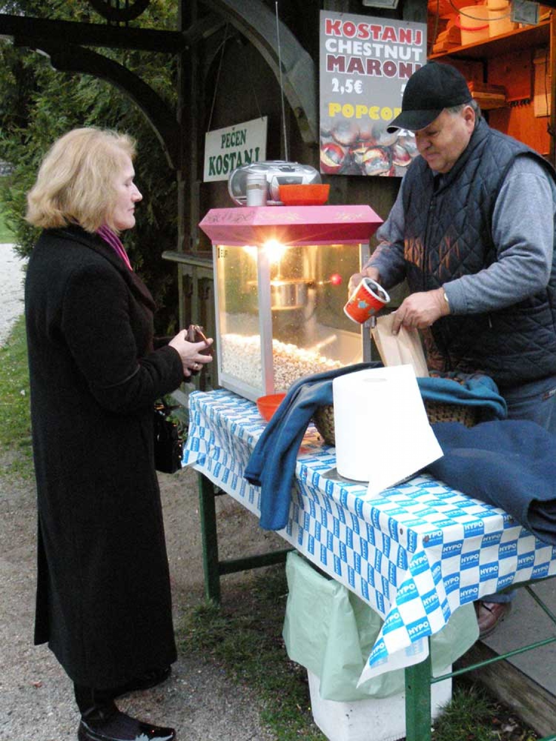 Za osvežitev spomina: V začetku  decembra smo se na Bledu zbrali znanja željni skavti iz vse Slovenije. Na dvodnevnem seminarju smo spoznavali osnove pisanja za internetni medij. Hkrati pa smo se s pomočjo Tamina Petelinška, ki se že vrsto let ukvarja s fotografijo, tudi  izpopolnjevali na tem področju. 


(tukaj sem prilepila tudi članek, ker mi iz neznanega razloga ne odpre spodnjega okna za vsebino novice)
Čeprav se je seminar zaključil, pa smo vsi nestrpno pričakovali Taminove komentarje na naše foto zgodbe. Kot nam je bilo obljubljeno, smo jih prejeli na e-mail naslove. V komentarju nam je Tamino podal svoje mnenje in nasvete kako svoje znanje še nadgraditi. Nekaterim je pokazal  nov pogled na njihovo zgodbo in tako širil naše polje znanja. Drugim je fotografije malo priredil, mogoče kje povečal kontraste ali pa odrezal kakšen odvečni del. Ob koncu pa nas je pozval, da se še kdaj s konkretnim vprašanjem obrnemo nanj, saj z vsako novo informacijo širimo obzorja.

Tako se jaz ob začetku leta obračam na vas: Sprašujte, poslušajte in si zapomnite, saj s tem gradite svojo zakladnico znanja. Vse dobro v novem letu!

V imenu udeležencev seminarja  in ekipe Skavt.NET-a se zahvaljujem obema gostoma seminarja. Tako Tonetu, kot Taminu, ki sta bila pripravljena z nami deliti svoj čas, znanje in predvsem izkušnje.

V spodnji galeriji, pa si lahko ogledate končne izdelke naše foto zgodbe.