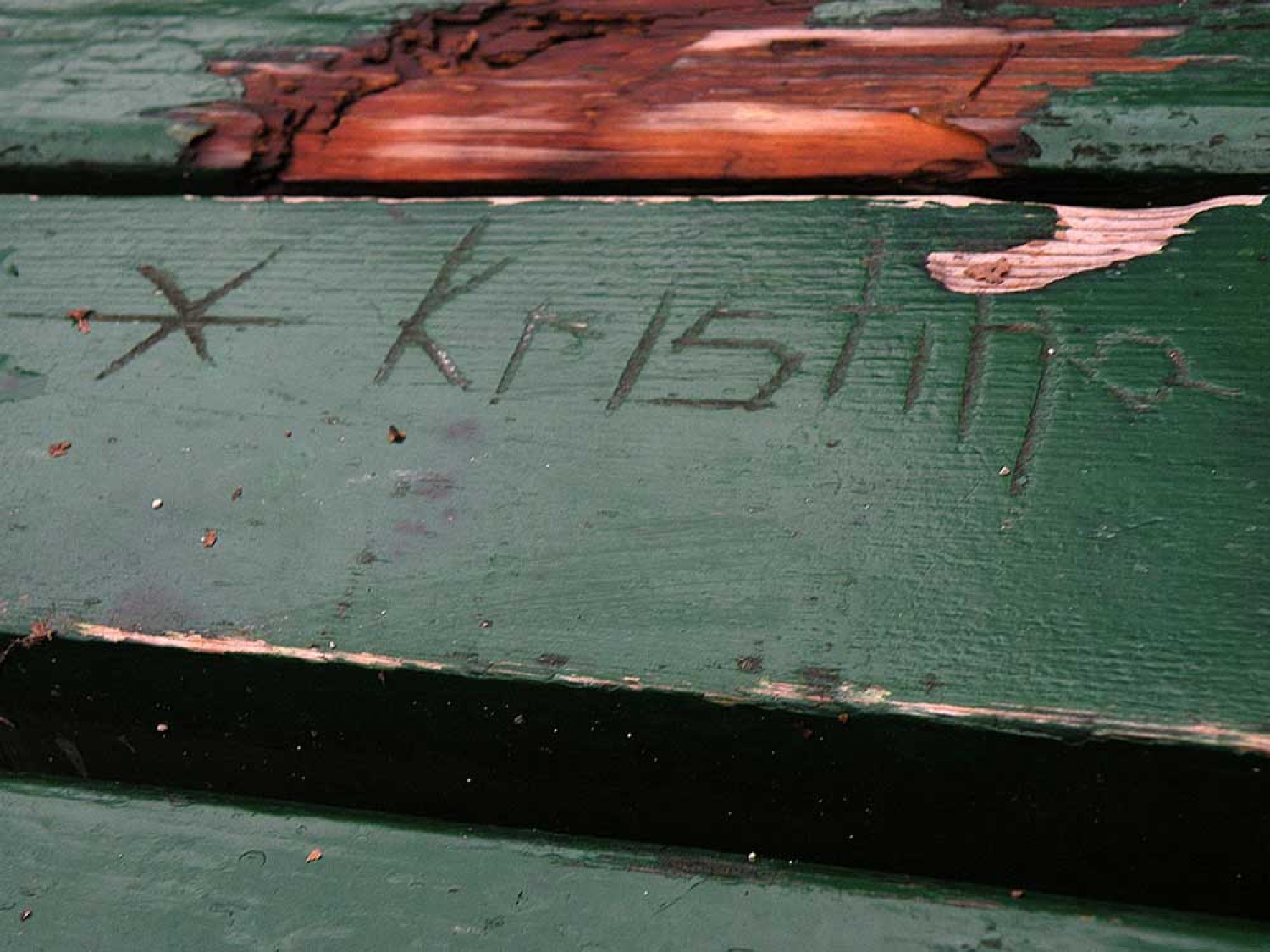 Za osvežitev spomina: V začetku  decembra smo se na Bledu zbrali znanja željni skavti iz vse Slovenije. Na dvodnevnem seminarju smo spoznavali osnove pisanja za internetni medij. Hkrati pa smo se s pomočjo Tamina Petelinška, ki se že vrsto let ukvarja s fotografijo, tudi  izpopolnjevali na tem področju. 


(tukaj sem prilepila tudi članek, ker mi iz neznanega razloga ne odpre spodnjega okna za vsebino novice)
Čeprav se je seminar zaključil, pa smo vsi nestrpno pričakovali Taminove komentarje na naše foto zgodbe. Kot nam je bilo obljubljeno, smo jih prejeli na e-mail naslove. V komentarju nam je Tamino podal svoje mnenje in nasvete kako svoje znanje še nadgraditi. Nekaterim je pokazal  nov pogled na njihovo zgodbo in tako širil naše polje znanja. Drugim je fotografije malo priredil, mogoče kje povečal kontraste ali pa odrezal kakšen odvečni del. Ob koncu pa nas je pozval, da se še kdaj s konkretnim vprašanjem obrnemo nanj, saj z vsako novo informacijo širimo obzorja.

Tako se jaz ob začetku leta obračam na vas: Sprašujte, poslušajte in si zapomnite, saj s tem gradite svojo zakladnico znanja. Vse dobro v novem letu!

V imenu udeležencev seminarja  in ekipe Skavt.NET-a se zahvaljujem obema gostoma seminarja. Tako Tonetu, kot Taminu, ki sta bila pripravljena z nami deliti svoj čas, znanje in predvsem izkušnje.

V spodnji galeriji, pa si lahko ogledate končne izdelke naše foto zgodbe.