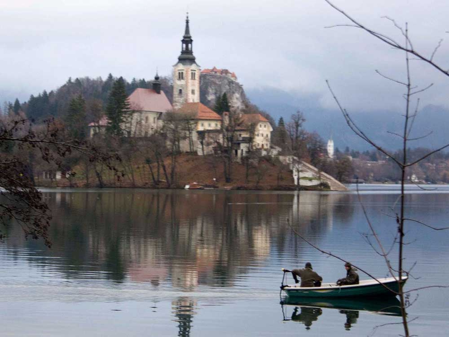 Za osvežitev spomina: V začetku  decembra smo se na Bledu zbrali znanja željni skavti iz vse Slovenije. Na dvodnevnem seminarju smo spoznavali osnove pisanja za internetni medij. Hkrati pa smo se s pomočjo Tamina Petelinška, ki se že vrsto let ukvarja s fotografijo, tudi  izpopolnjevali na tem področju. 


(tukaj sem prilepila tudi članek, ker mi iz neznanega razloga ne odpre spodnjega okna za vsebino novice)
Čeprav se je seminar zaključil, pa smo vsi nestrpno pričakovali Taminove komentarje na naše foto zgodbe. Kot nam je bilo obljubljeno, smo jih prejeli na e-mail naslove. V komentarju nam je Tamino podal svoje mnenje in nasvete kako svoje znanje še nadgraditi. Nekaterim je pokazal  nov pogled na njihovo zgodbo in tako širil naše polje znanja. Drugim je fotografije malo priredil, mogoče kje povečal kontraste ali pa odrezal kakšen odvečni del. Ob koncu pa nas je pozval, da se še kdaj s konkretnim vprašanjem obrnemo nanj, saj z vsako novo informacijo širimo obzorja.

Tako se jaz ob začetku leta obračam na vas: Sprašujte, poslušajte in si zapomnite, saj s tem gradite svojo zakladnico znanja. Vse dobro v novem letu!

V imenu udeležencev seminarja  in ekipe Skavt.NET-a se zahvaljujem obema gostoma seminarja. Tako Tonetu, kot Taminu, ki sta bila pripravljena z nami deliti svoj čas, znanje in predvsem izkušnje.

V spodnji galeriji, pa si lahko ogledate končne izdelke naše foto zgodbe.