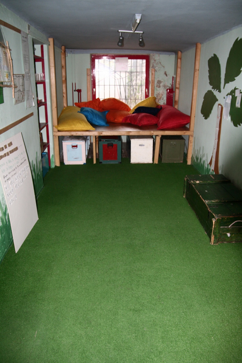 Fotografije očiščenega in pospravljenega skavtskega prostora.