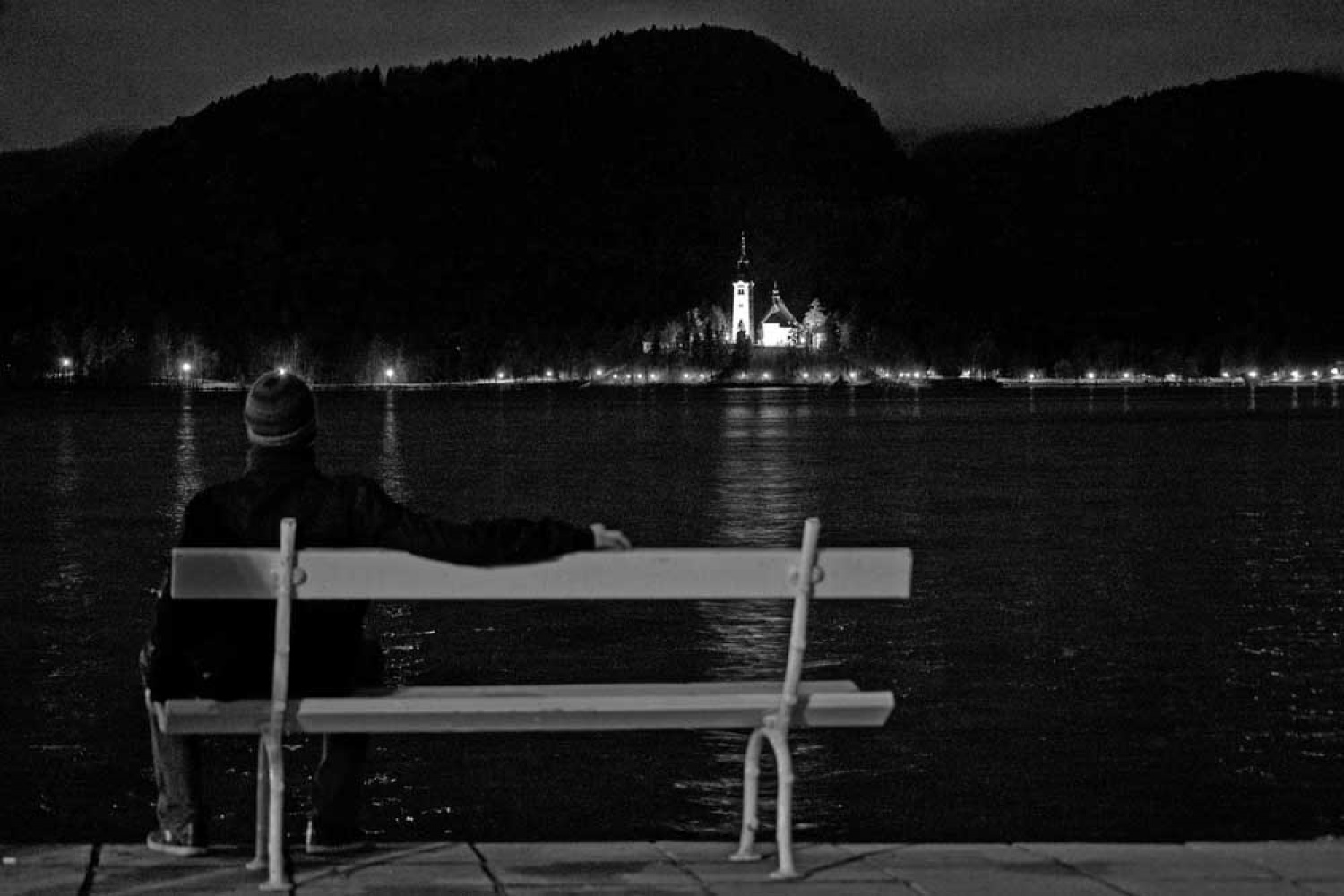 Za osvežitev spomina: V začetku  decembra smo se na Bledu zbrali znanja željni skavti iz vse Slovenije. Na dvodnevnem seminarju smo spoznavali osnove pisanja za internetni medij. Hkrati pa smo se s pomočjo Tamina Petelinška, ki se že vrsto let ukvarja s fotografijo, tudi  izpopolnjevali na tem področju. 


(tukaj sem prilepila tudi članek, ker mi iz neznanega razloga ne odpre spodnjega okna za vsebino novice)
Čeprav se je seminar zaključil, pa smo vsi nestrpno pričakovali Taminove komentarje na naše foto zgodbe. Kot nam je bilo obljubljeno, smo jih prejeli na e-mail naslove. V komentarju nam je Tamino podal svoje mnenje in nasvete kako svoje znanje še nadgraditi. Nekaterim je pokazal  nov pogled na njihovo zgodbo in tako širil naše polje znanja. Drugim je fotografije malo priredil, mogoče kje povečal kontraste ali pa odrezal kakšen odvečni del. Ob koncu pa nas je pozval, da se še kdaj s konkretnim vprašanjem obrnemo nanj, saj z vsako novo informacijo širimo obzorja.

Tako se jaz ob začetku leta obračam na vas: Sprašujte, poslušajte in si zapomnite, saj s tem gradite svojo zakladnico znanja. Vse dobro v novem letu!

V imenu udeležencev seminarja  in ekipe Skavt.NET-a se zahvaljujem obema gostoma seminarja. Tako Tonetu, kot Taminu, ki sta bila pripravljena z nami deliti svoj čas, znanje in predvsem izkušnje.

V spodnji galeriji, pa si lahko ogledate končne izdelke naše foto zgodbe.