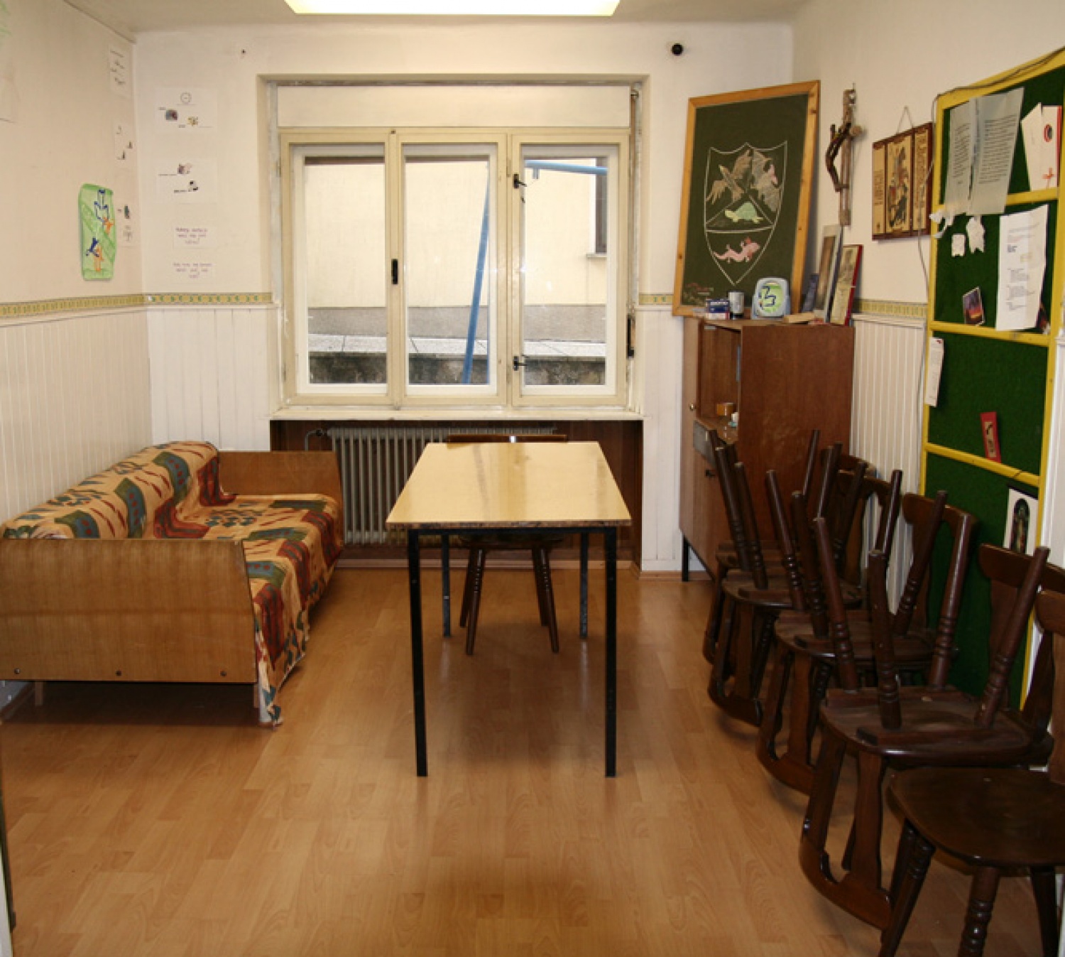 Fotografije očiščenega in pospravljenega skavtskega prostora.