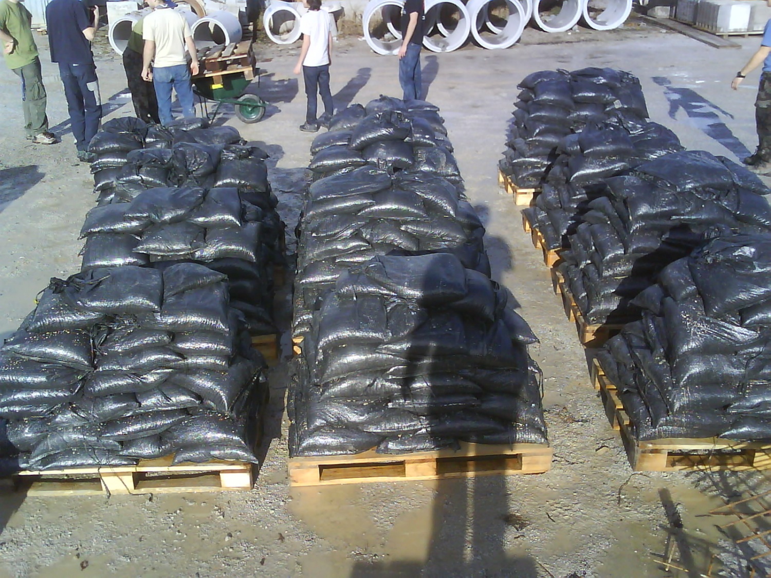 Del 2000 vreč zloženih na paletah