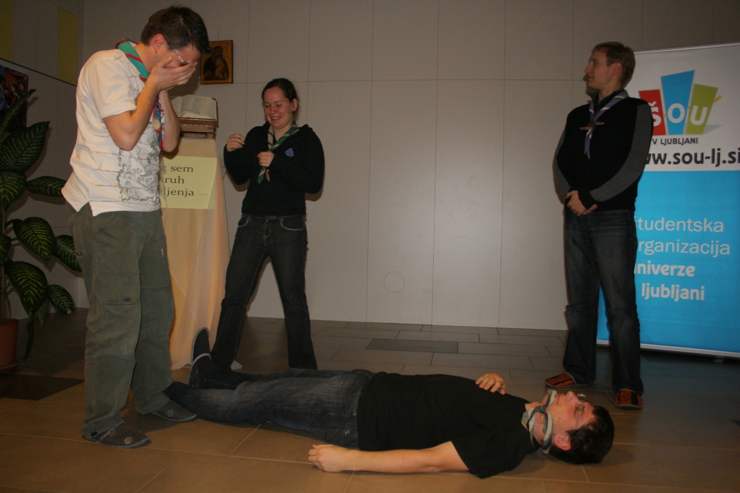 Na Bledu se dogaja, saj je v polnem teku SkavtNETov seminar spletnega novinarstva. Mladi iz celotne Slovenije smo se zbrali, da se naučimo česa novega. Kaj točno delamo pa si lahko preberete in ogledate v nadaljevanju.