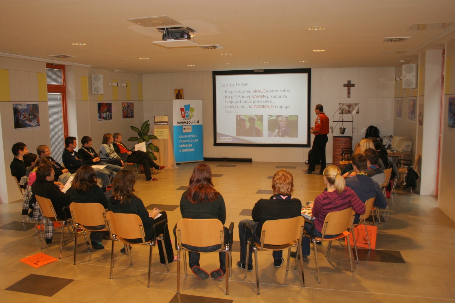 Na Bledu se dogaja, saj je v polnem teku SkavtNETov seminar spletnega novinarstva. Mladi iz celotne Slovenije smo se zbrali, da se naučimo česa novega. Kaj točno delamo pa si lahko preberete in ogledate v nadaljevanju.