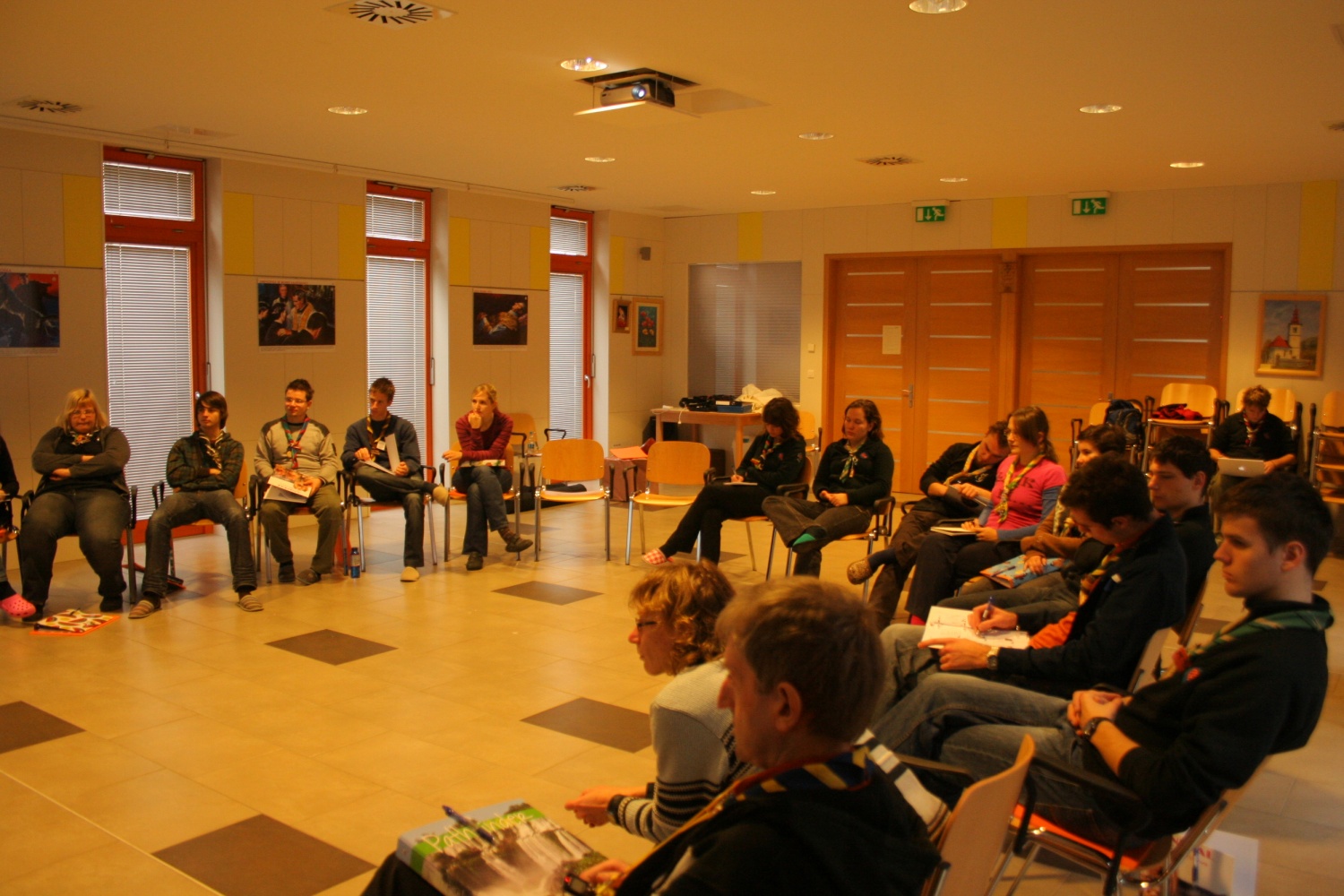 Na Bledu se dogaja, saj je v polnem teku SkavtNETov seminar spletnega novinarstva. Mladi iz celotne Slovenije smo se zbrali, da se naučimo česa novega. Kaj točno delamo pa si lahko preberete in ogledate v nadaljevanju.