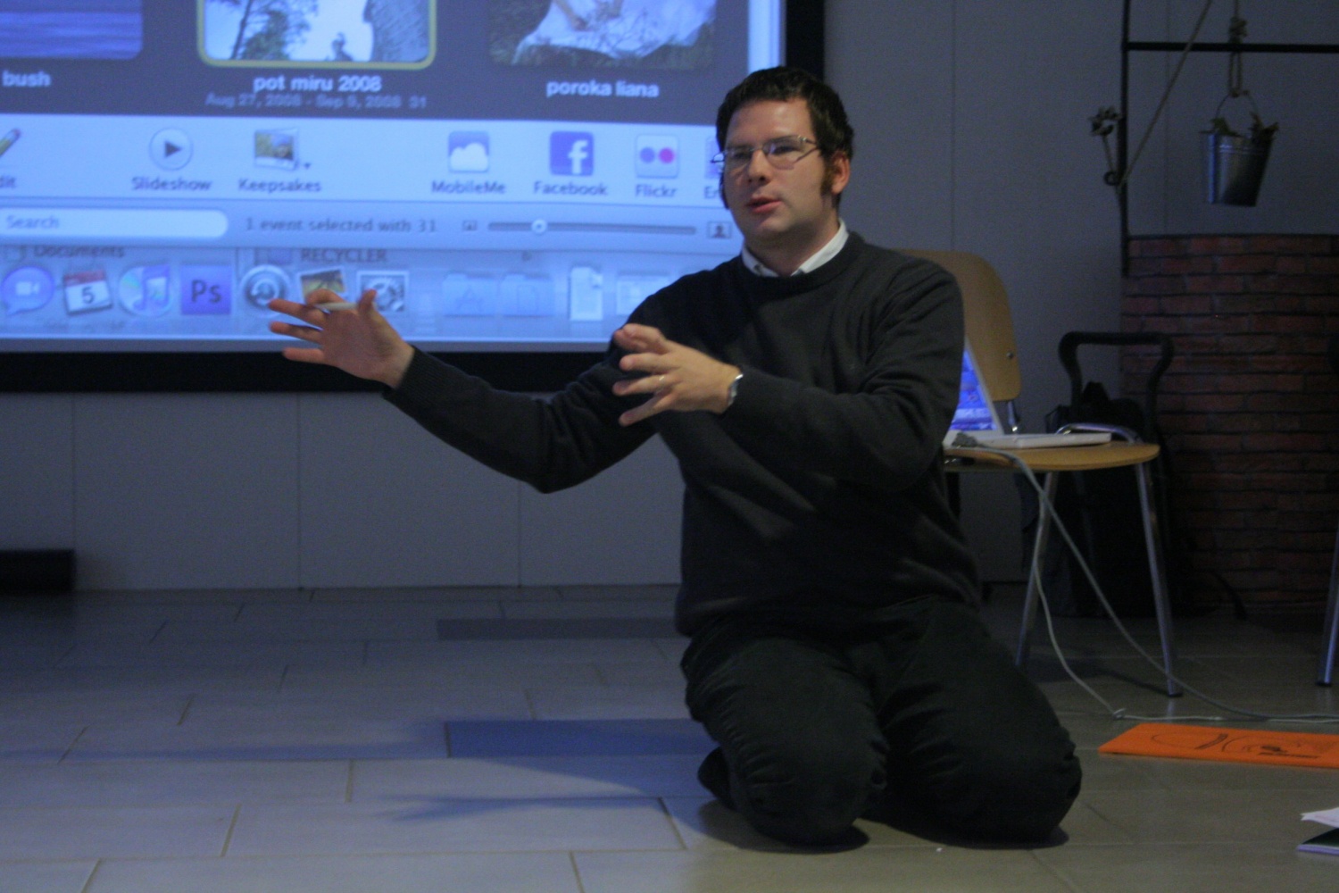 Na Bledu se dogaja, saj je v polnem teku SkavtNETov seminar spletnega novinarstva. Mladi iz celotne Slovenije smo se zbrali, da se naučimo česa novega. Kaj točno delamo pa si lahko preberete in ogledate v nadaljevanju.