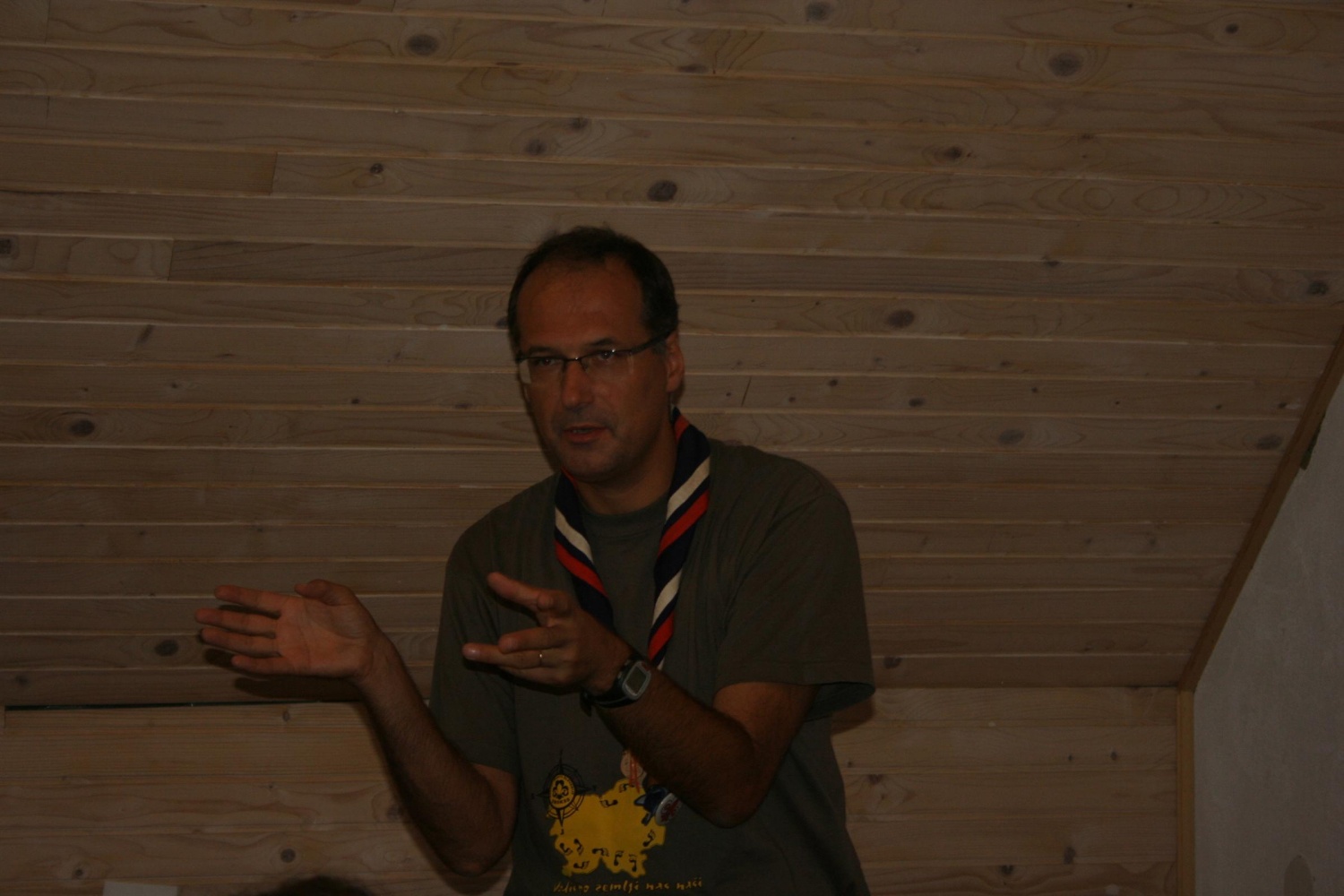 Aleš navdušeno razlaga